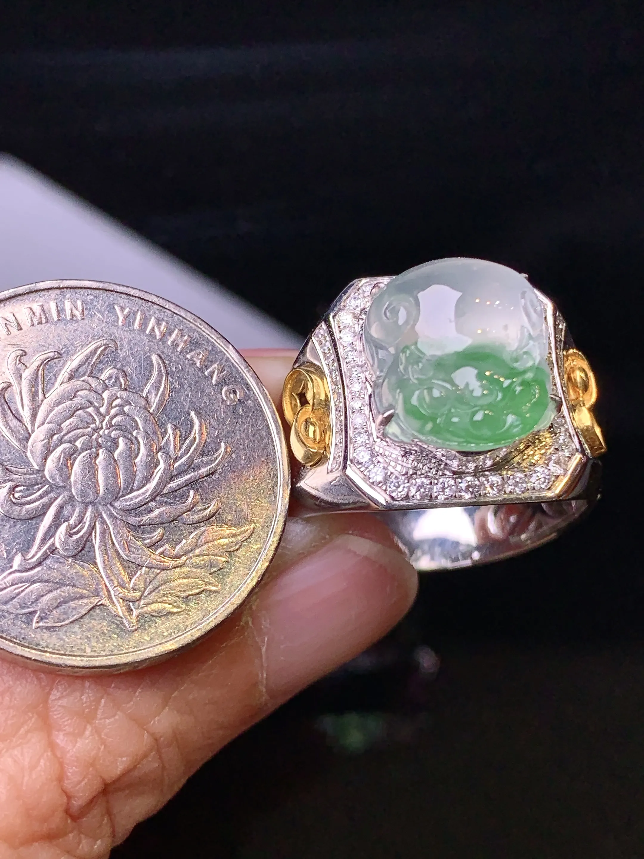 18k金钻镶嵌冰种飘绿貔貅戒指 玉质细腻 色泽艳丽清新 圈口20 裸石尺寸13.5*11.2*5.5