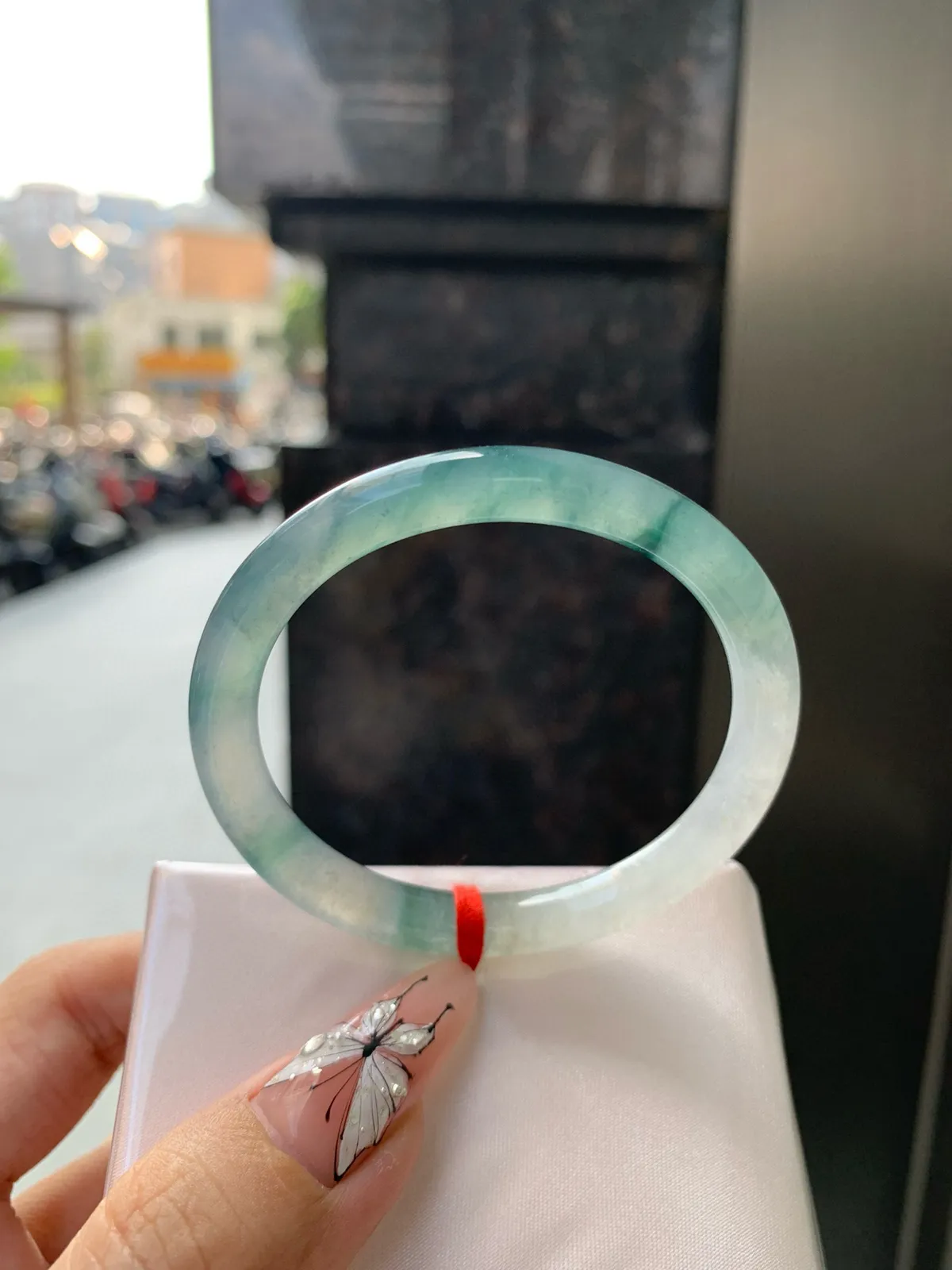 冰飘花贵妃
51-44.5-7-7
打灯小细纹，不影响，底妆冰透，胶润细腻，蓝花灵动飘逸，勾勒出一幅唯美诗意的山水意境画，古典优雅又秀气