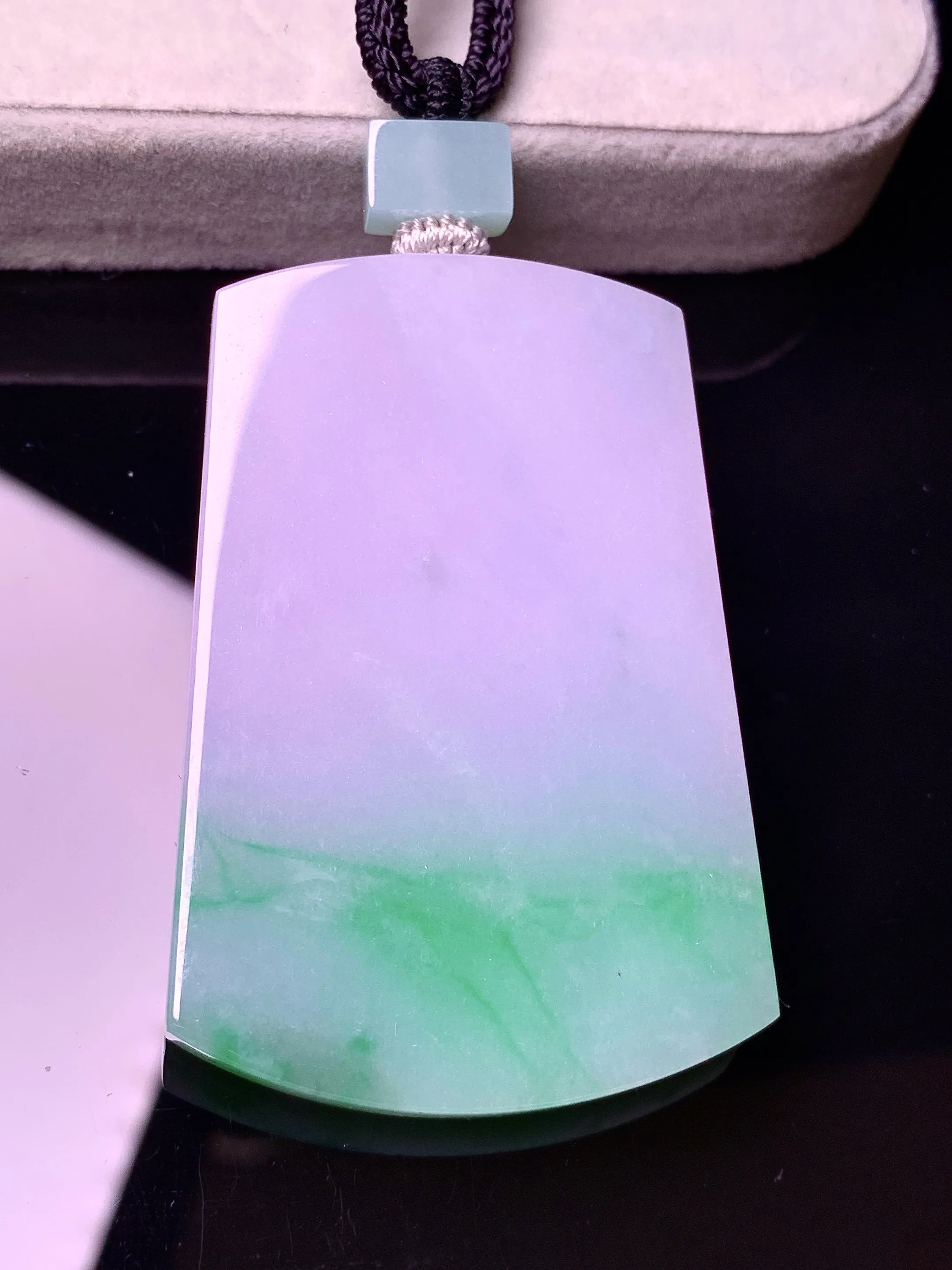 淡紫罗兰飘绿无事牌吊坠 玉质细腻 色泽艳丽清新 整体尺寸53.3*35.7*6