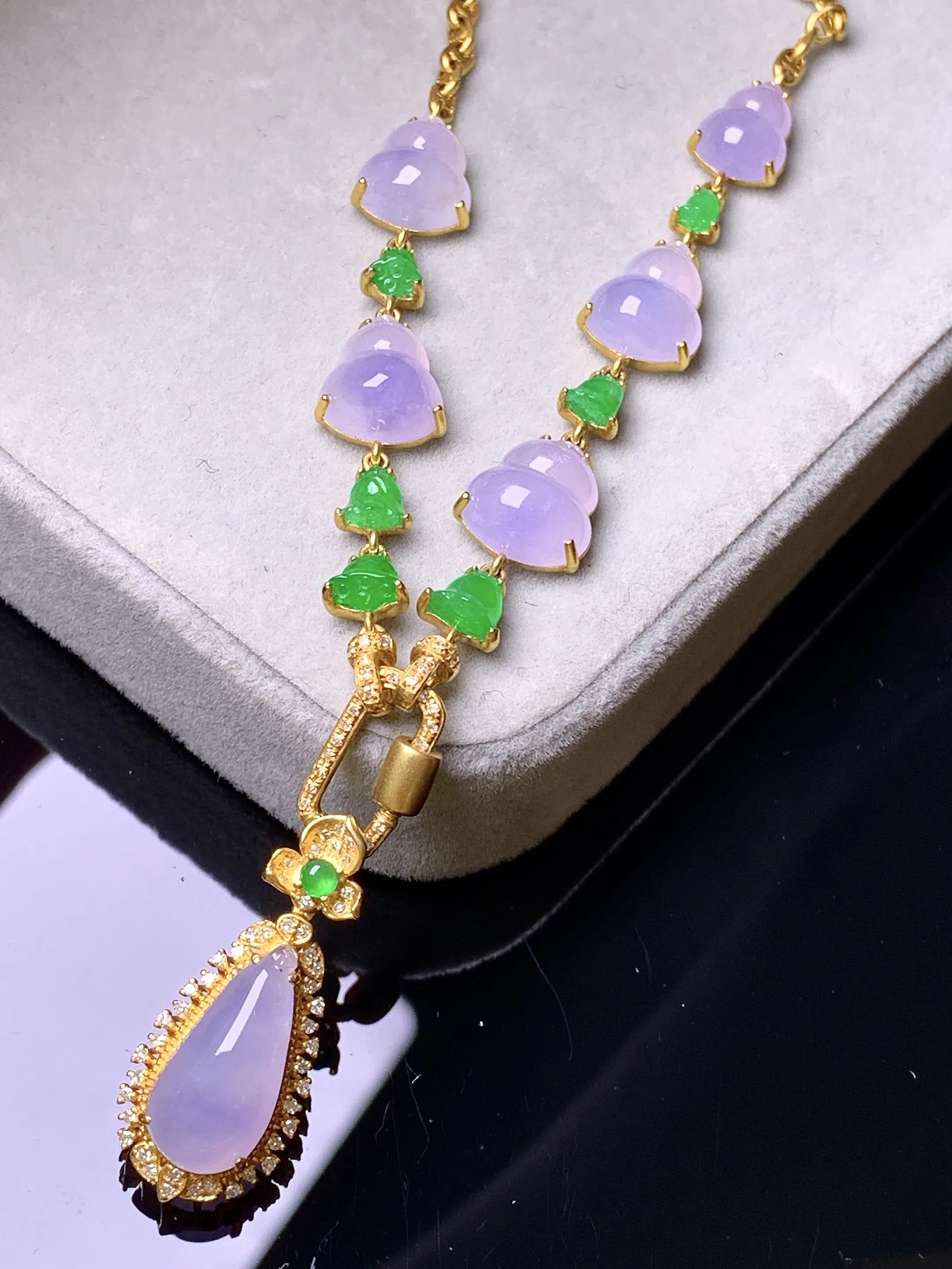 18k金钻镶嵌淡紫罗兰葫芦水滴多用项链吊坠 玉质细腻 色泽艳丽清新 整体尺寸25.2*10.6*8.2