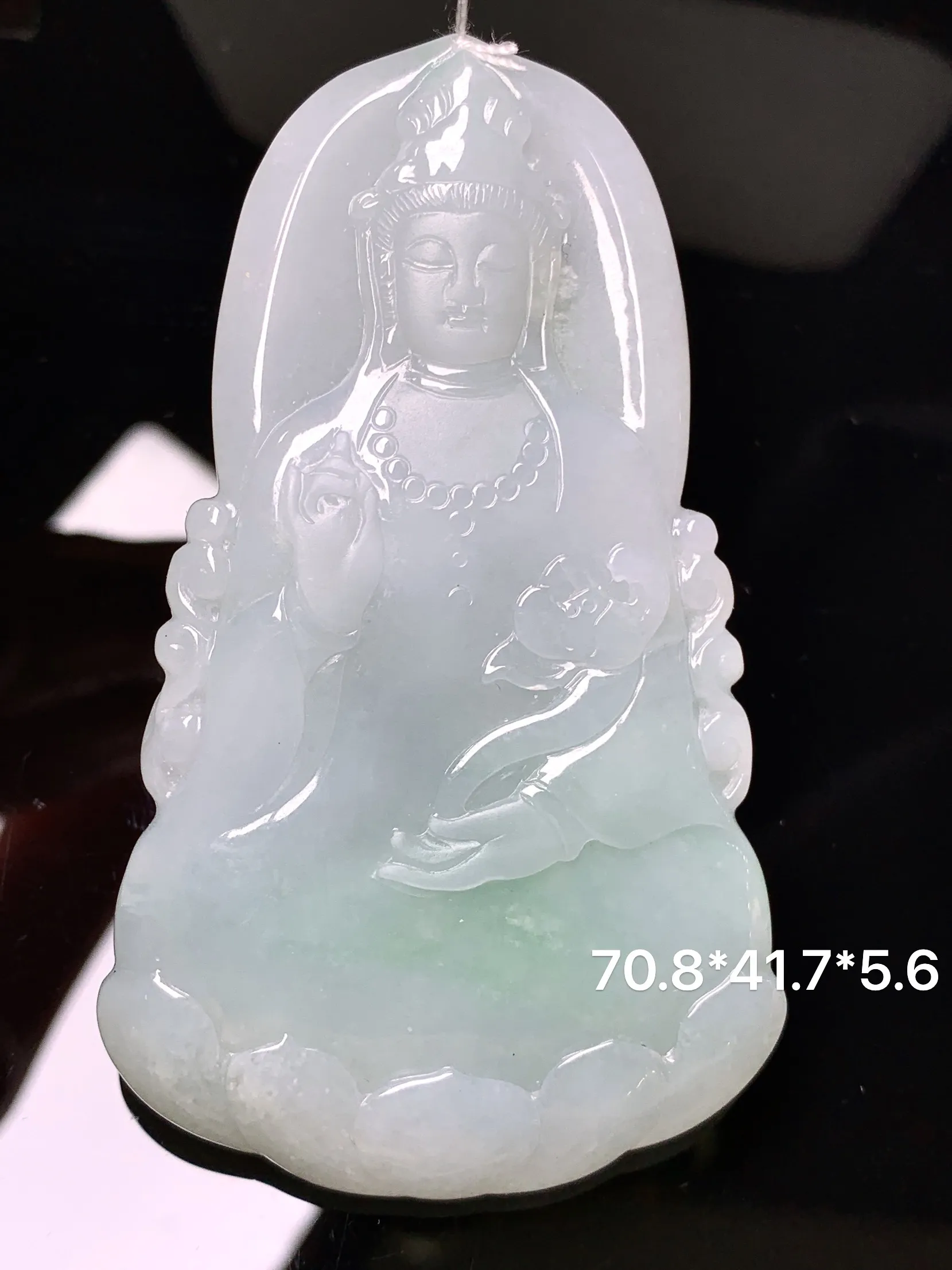 飘绿观音菩萨吊坠 玉质细腻 色泽艳丽清新 整体尺寸70.8*41.7*5.6