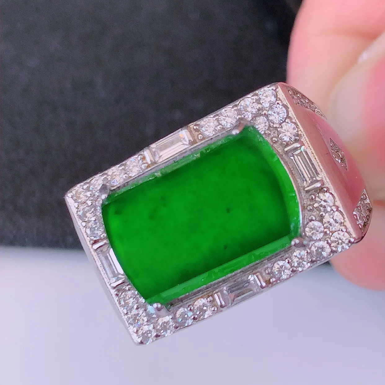 冰透满绿翡翠925银镶嵌马鞍戒指，自然光实拍，翠色灵动，颜色漂亮，种老水足，品相佳，佩戴佳品！#97.7（圈口可调大小）整体26.8*20*6.5裸石14.2*9.5