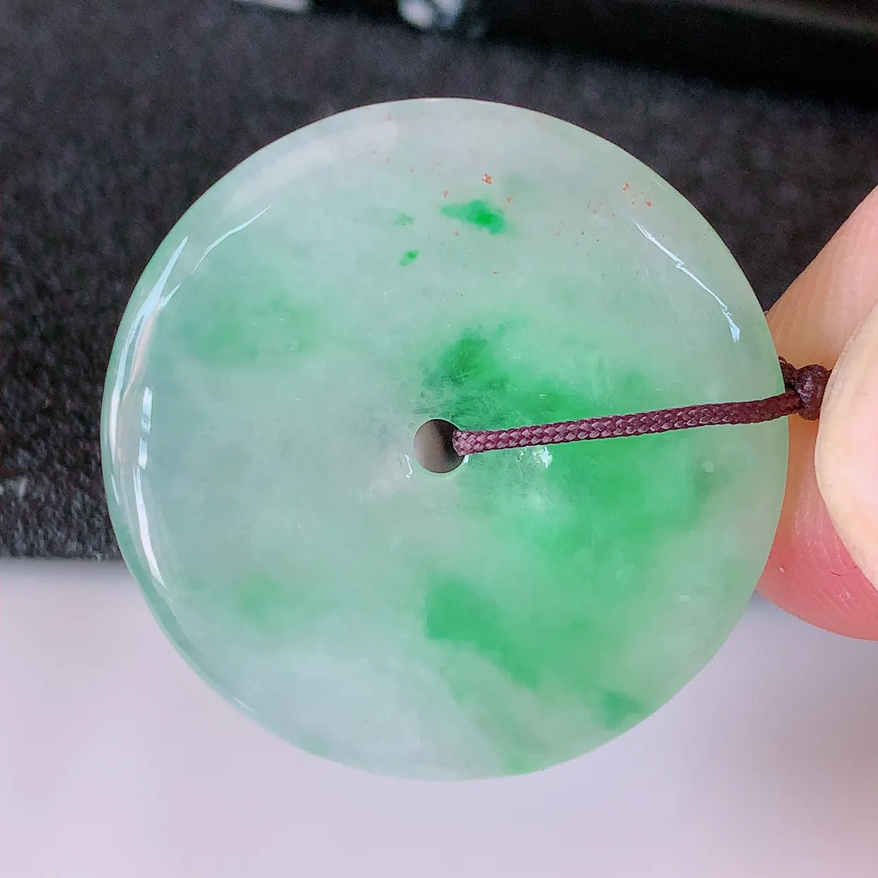 自然光实拍，冰种飘绿翡翠平安扣吊坠，玉扣，平安是福；很美的料子，平安扣佩戴优雅迷人！#41.7