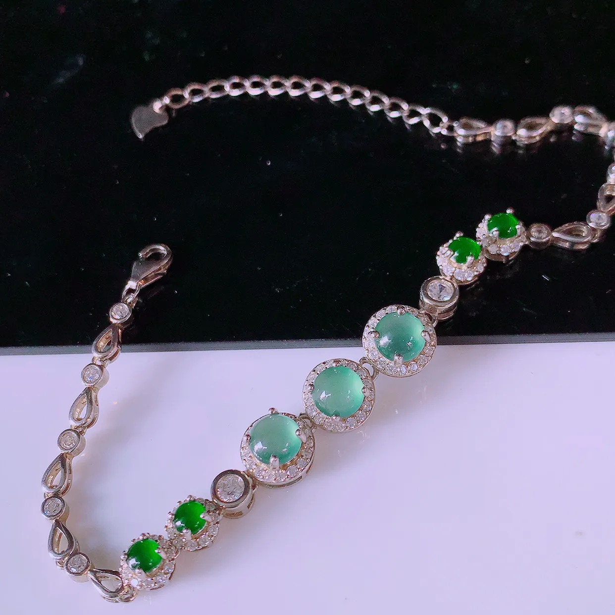 冰透满绿翡翠925银镶嵌手链，自然光实拍，翠色灵动，颜色漂亮，种老水足，品相佳，佩戴佳品！#97.10整体8*8*6.5裸石5*5