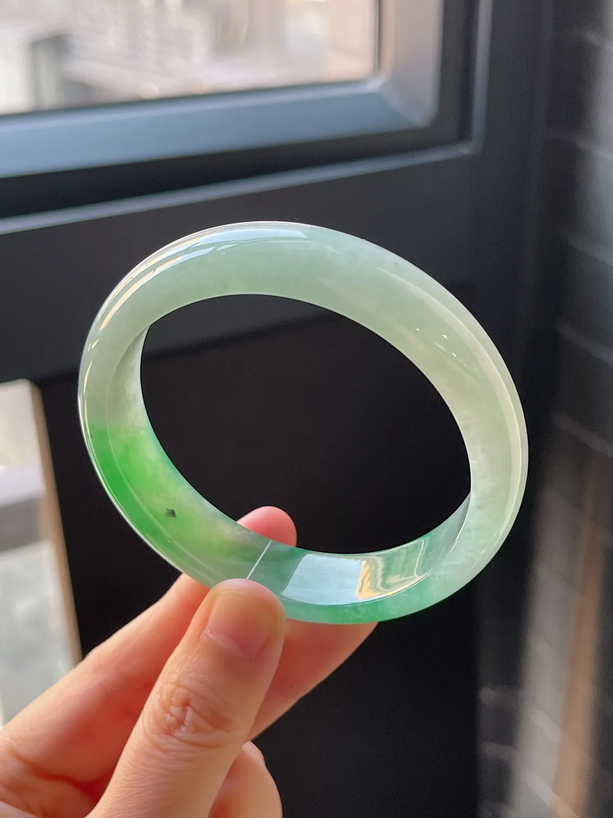 正圈57.8圈口，翡翠冰糯种飘绿手镯