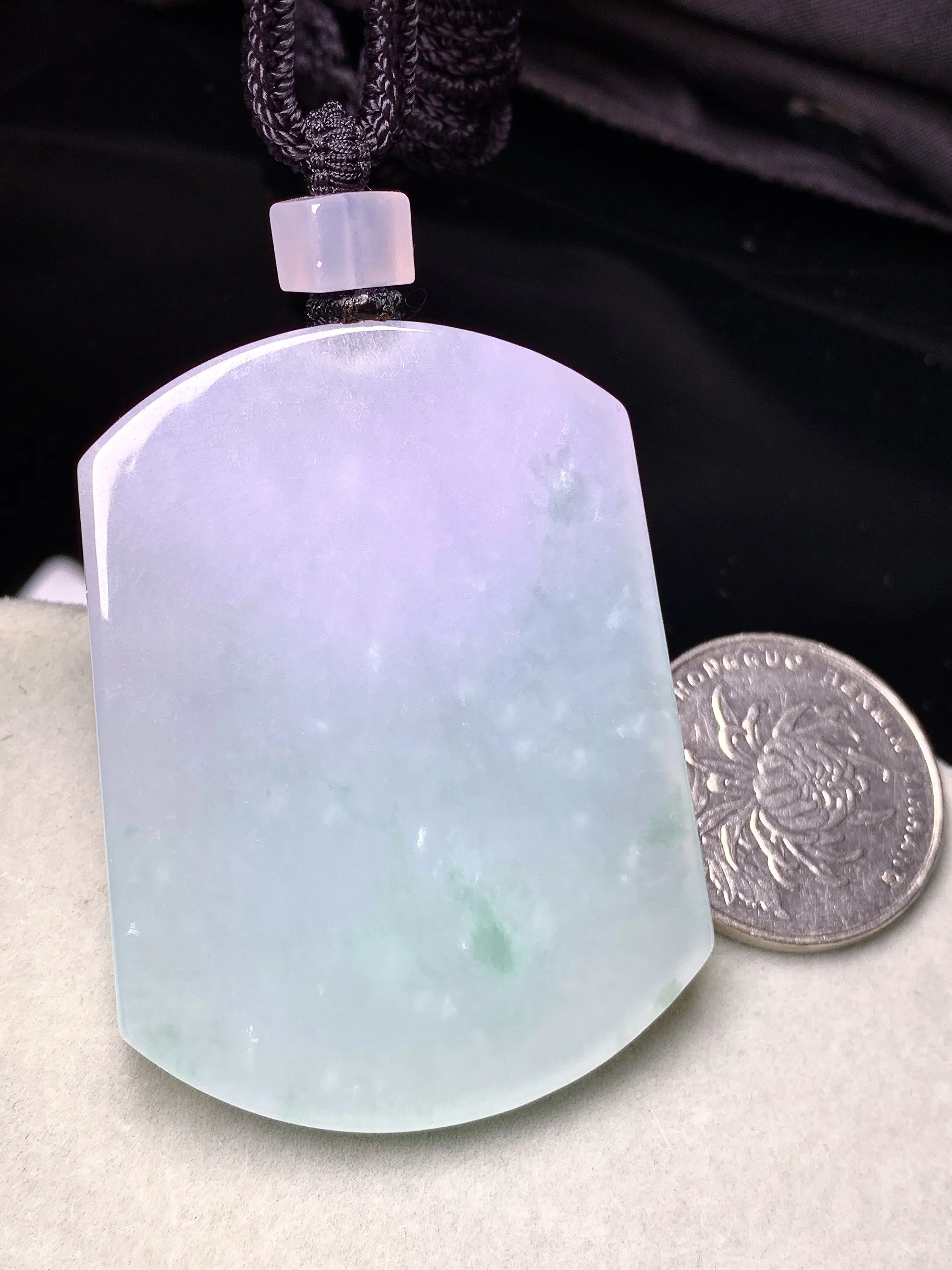 飘花无事牌吊坠 玉质细腻 色泽艳丽清新 整体尺寸53*39.8*5