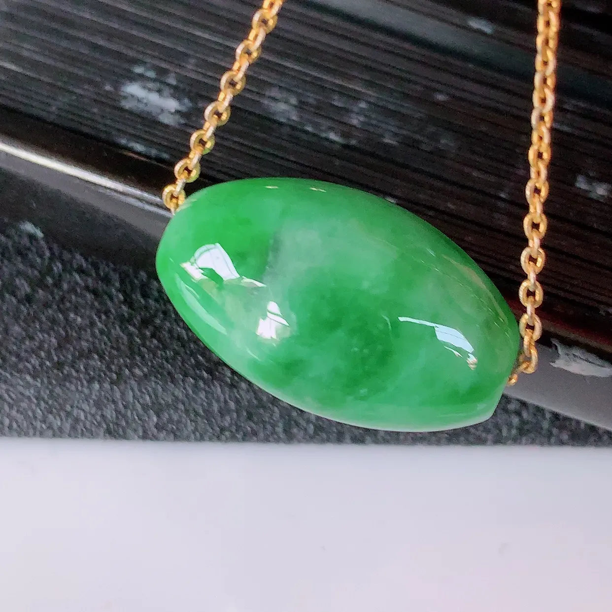 自然光实拍，冰润飘绿翡翠路路通吊坠，寓意时来运转、财源滚滚，款式新颖时尚，日常百搭的款！配图银链#94.7