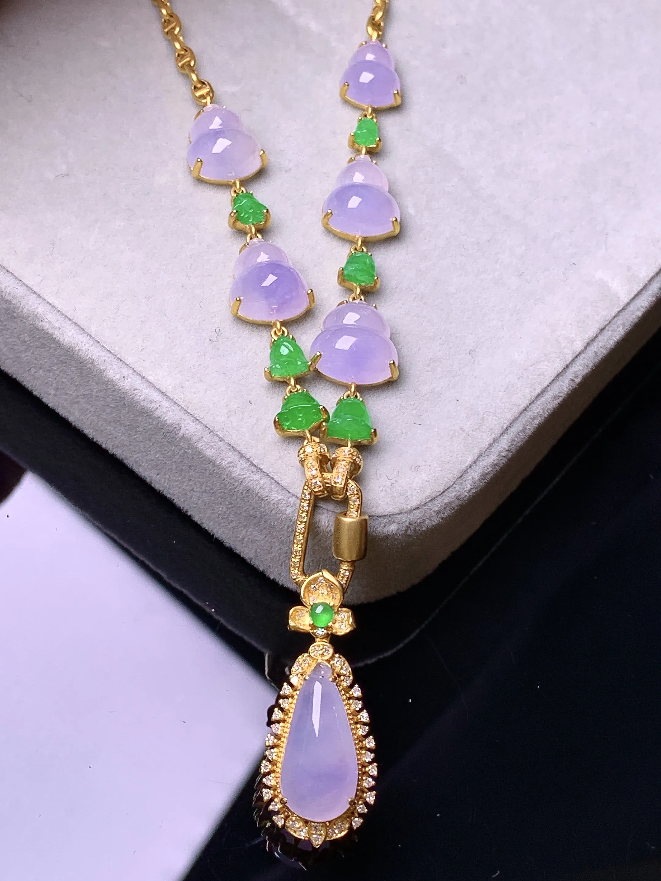 18k金钻镶嵌淡紫罗兰葫芦水滴多用项链吊坠 玉质细腻 色泽艳丽清新 整体尺寸25.2*10.6*8.