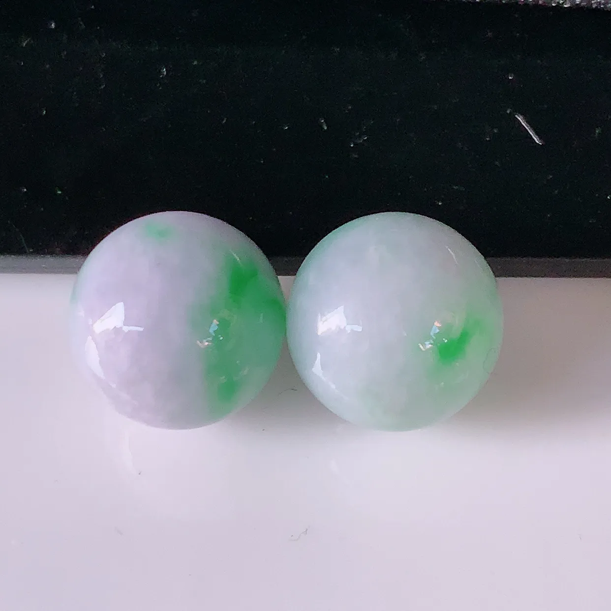 自然光实拍，冰润春带彩翡翠一对圆珠、飘绿紫罗兰转运珠吊坠，寓意“时来运转，财源滚滚” 寓意佳，转运珠佩戴时尚优雅！#05.10尺寸11mm