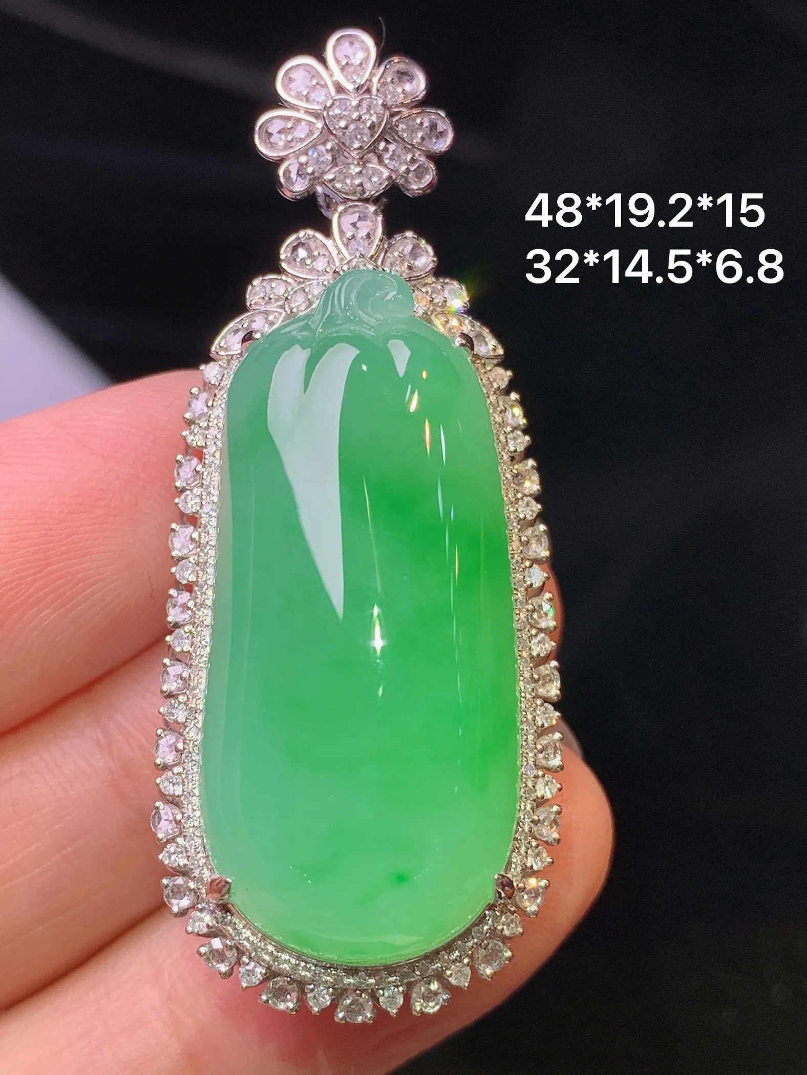 18k金钻镶嵌翠绿福瓜吊坠 玉质细腻 色泽艳丽清新 整体尺寸48*19.2*15