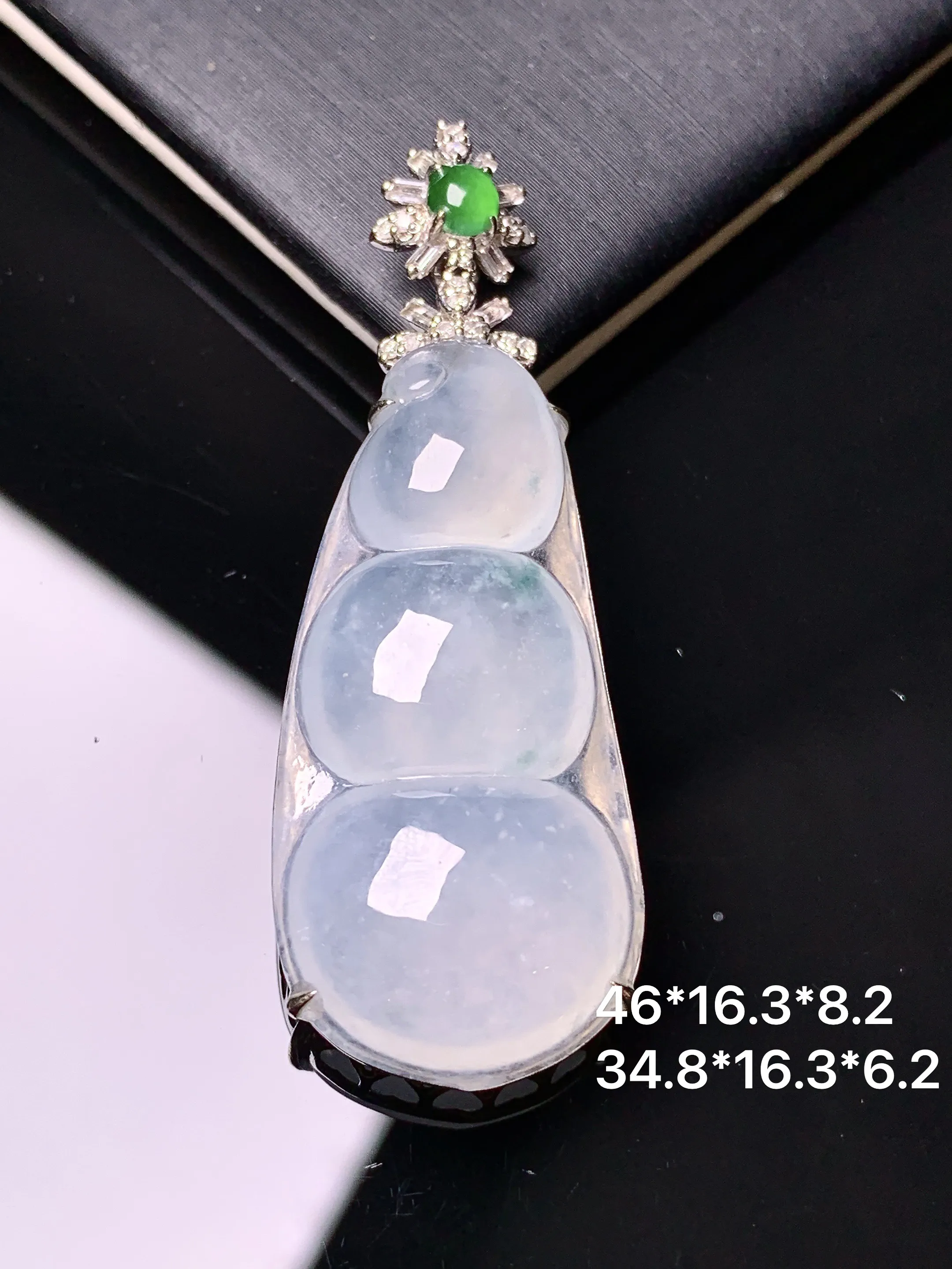 18k金钻镶嵌冰种四季豆吊坠 玉质细腻 色泽艳丽清新 整体尺寸46*16.3*8.2