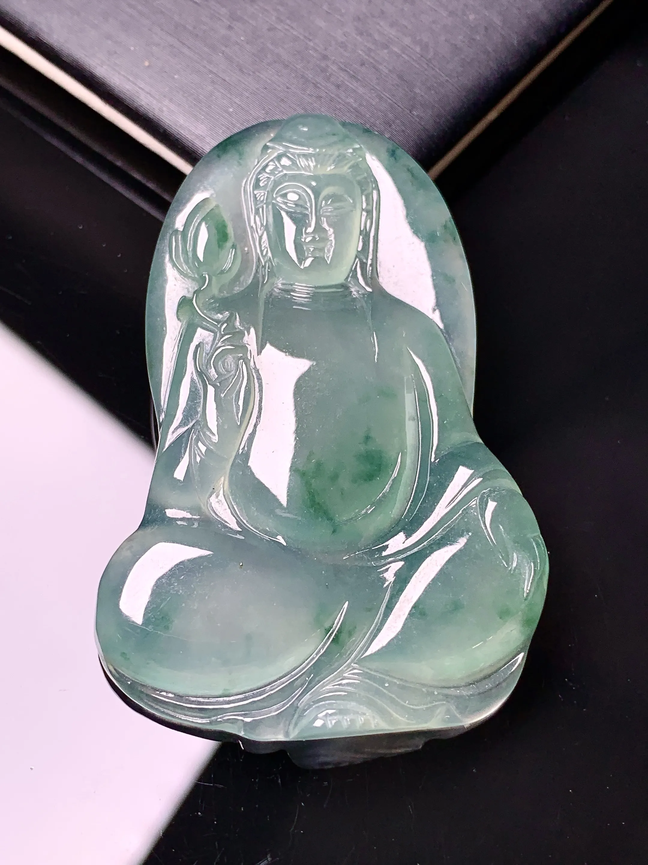 飘花冰种观音吊坠 玉质细腻 色泽艳丽清新 整体尺寸50.3*33*5.2