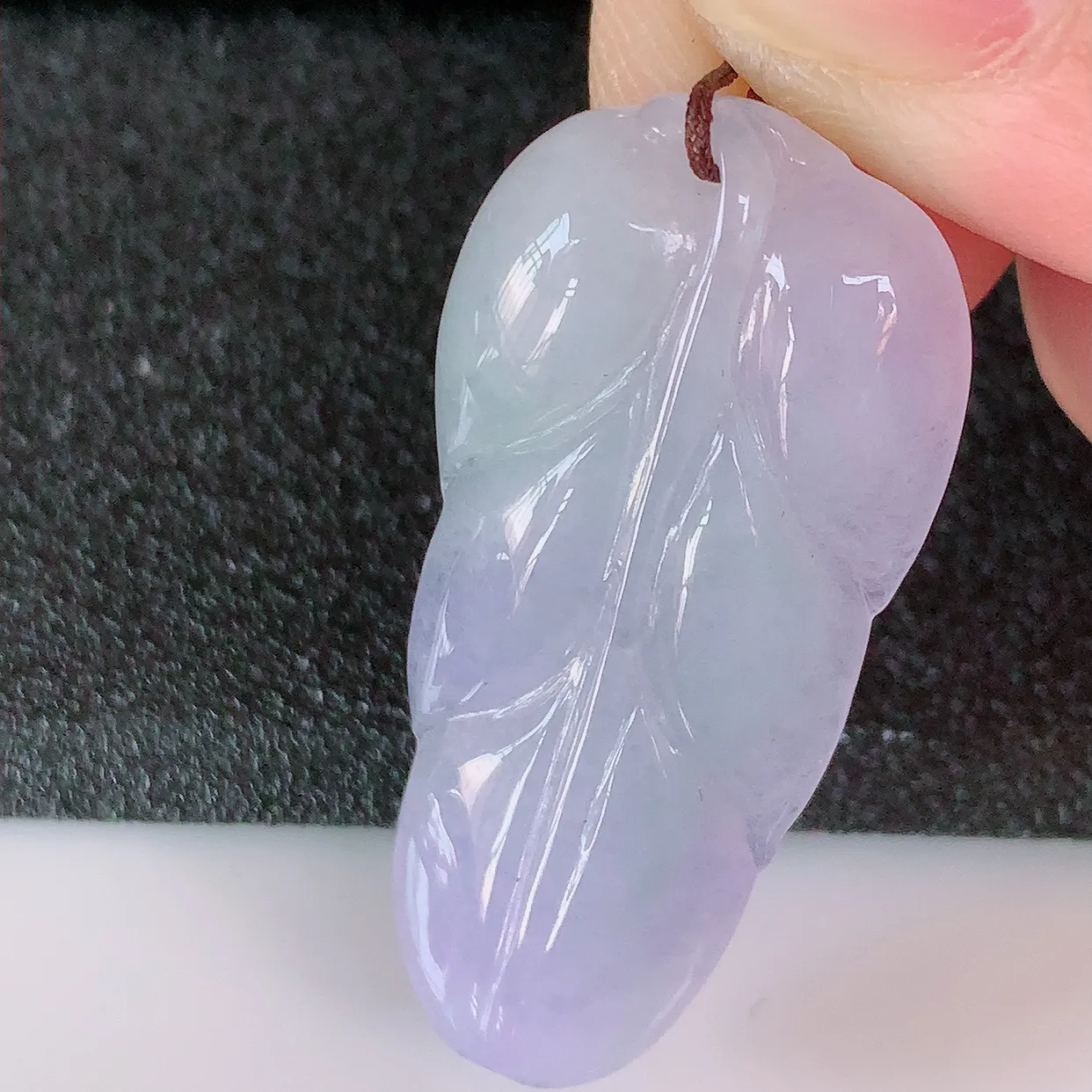 自然光实拍，冰紫罗兰翡翠叶子吊坠 ，种水足，色泽清新，工艺精湛，叶子寓意美好；金枝玉叶，事业有成。#57.7