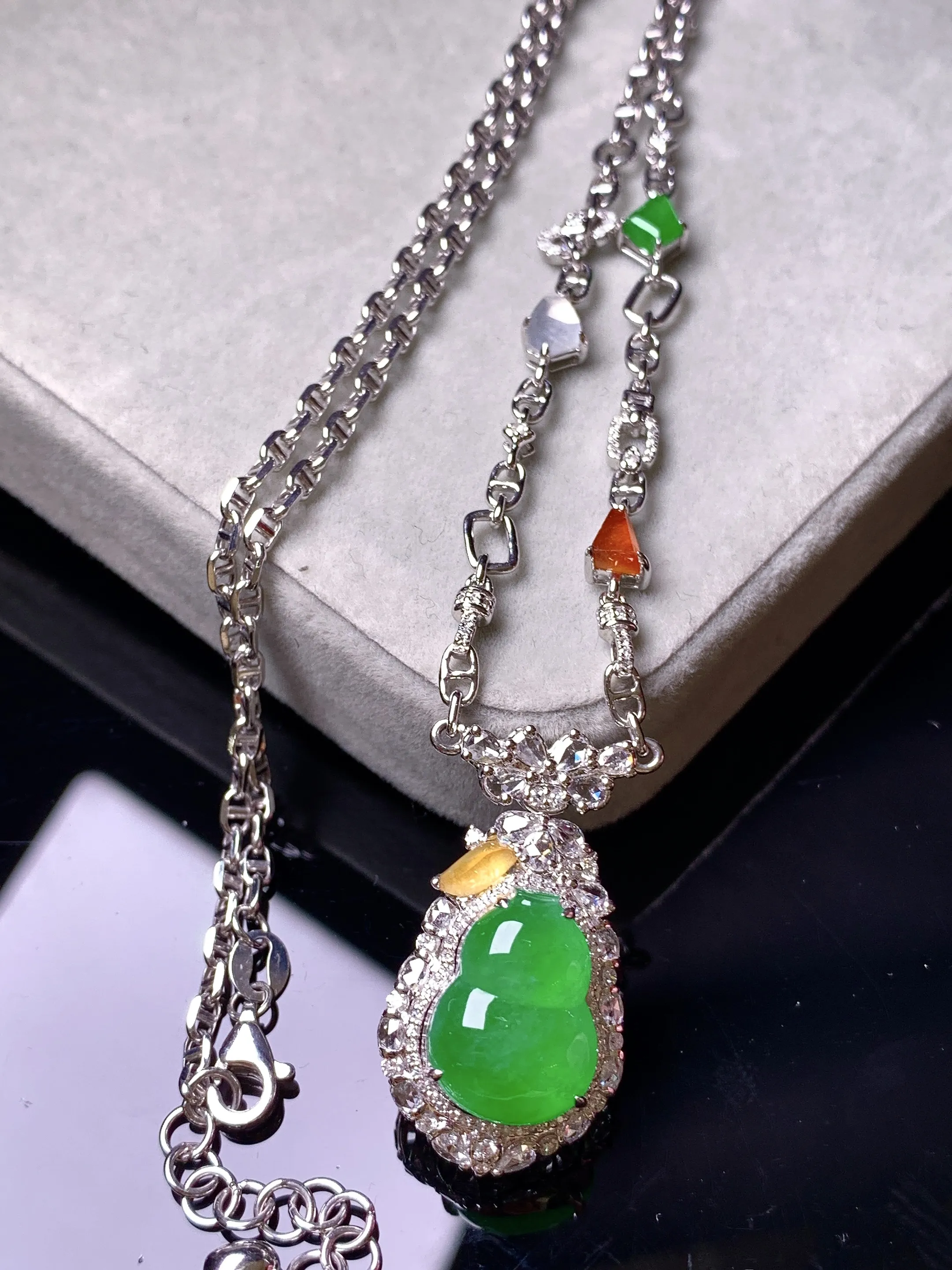 18k金钻镶嵌满绿葫芦吊坠 玉质细腻 色泽艳丽清新 整体尺寸27.7*15.2*11.8