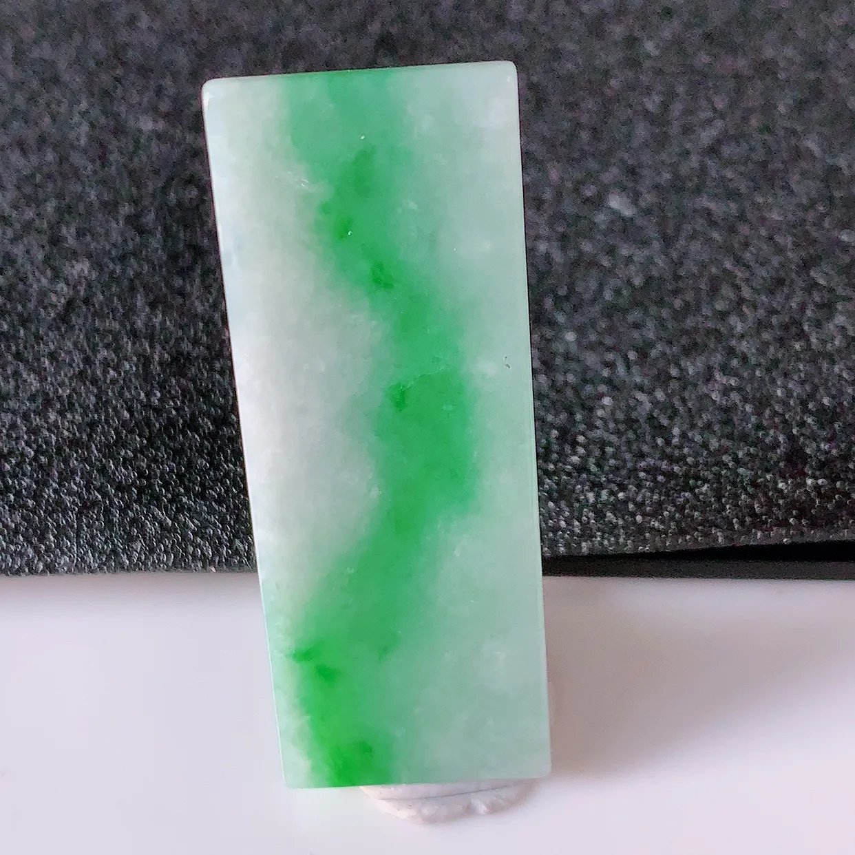 自然光实拍，冰润飘绿翡翠平安无事牌吊坠，平平安安，无事牌翠色灵动，佩戴平安时尚！#05.10