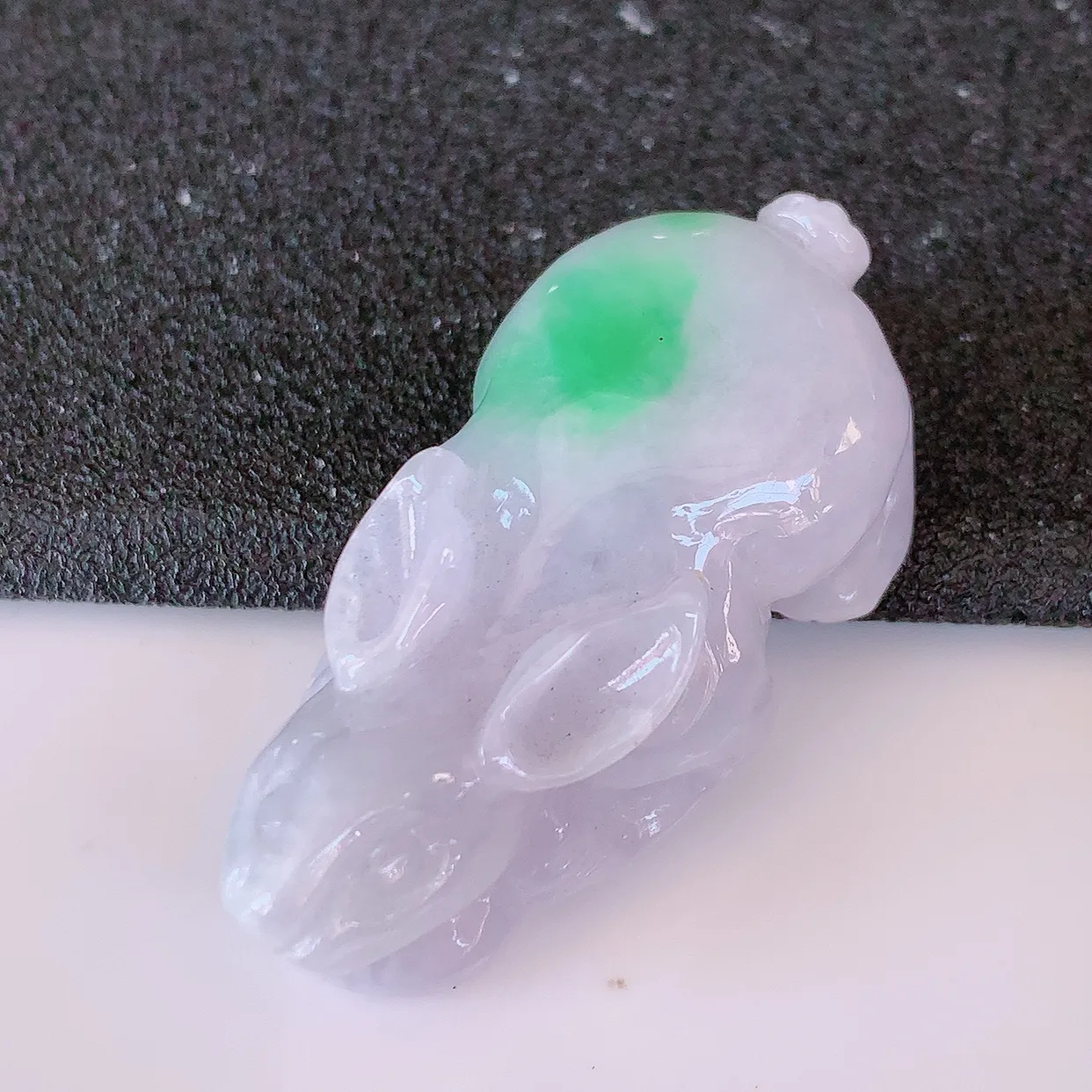 自然光实拍，冰润飘绿翡翠生肖玉兔吊坠，翠色灵动，佩戴效果时尚出众，尽显气质，玉质细腻，美感十足。#87.7