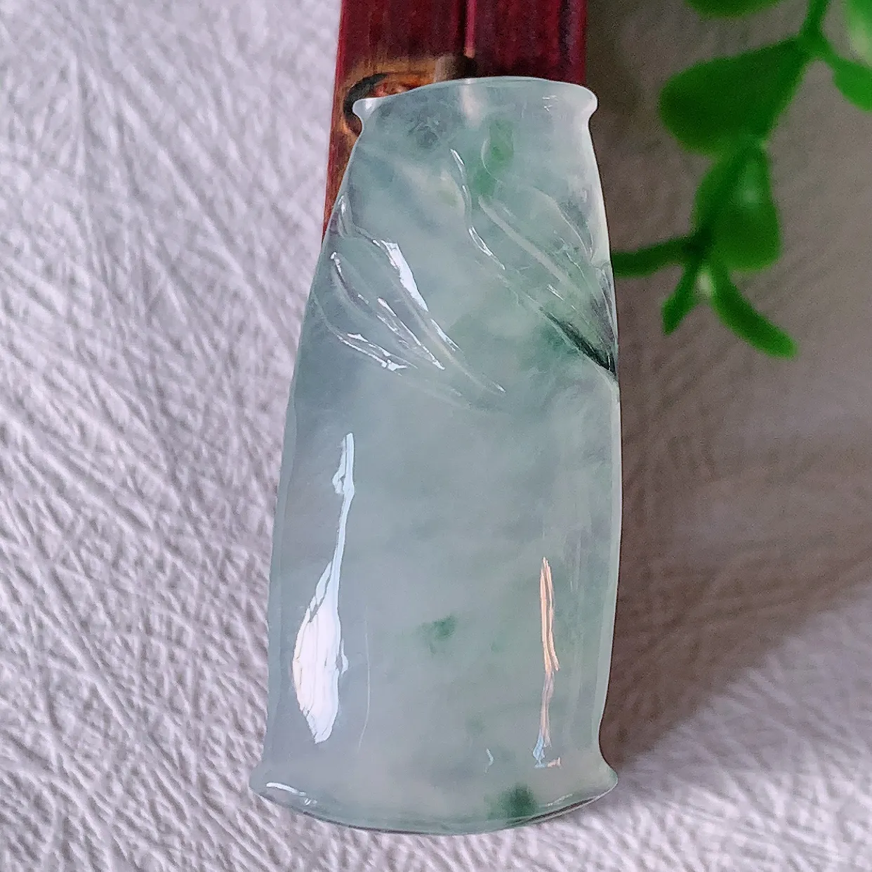 自然光实拍，冰种飘花翡翠竹节吊坠。竹节寓意“节节高，官运亨通，前程似锦，水润莹泽，清秀高雅，佩戴精美！#01.10