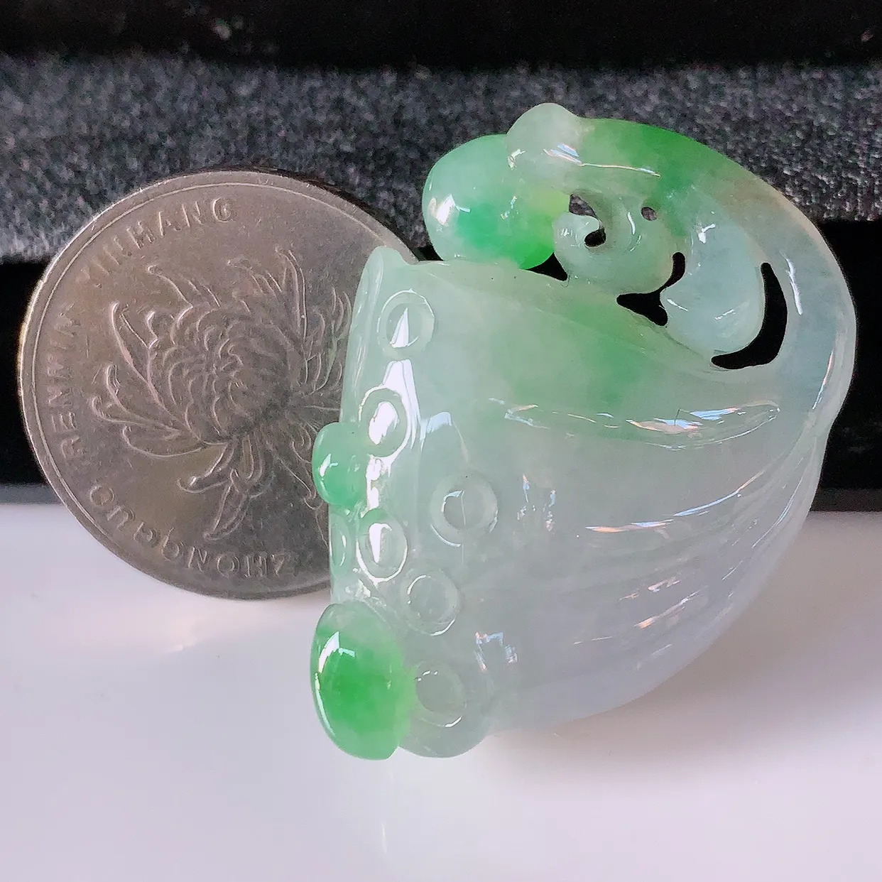 自然光实拍，冰润飘绿翡翠招财莲蓬吊坠，水润精细，寓意路路都通，有着促进事业有运！#02.10