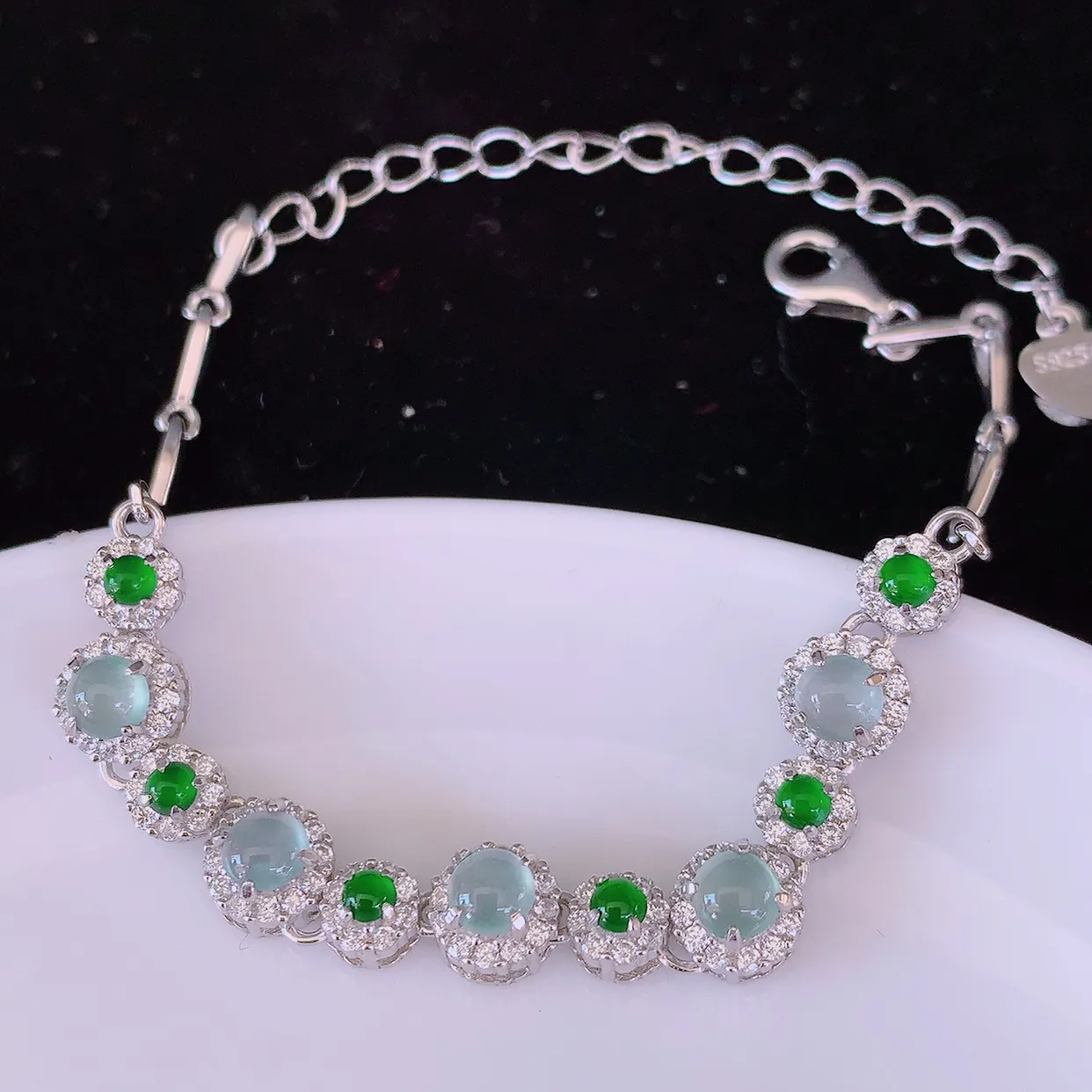 冰透满绿翡翠925银镶嵌手链，自然光实拍，翠色灵动，颜色漂亮，种老水足，品相佳，佩戴佳品！#97.7取一整体6*6*5.6裸石4*4