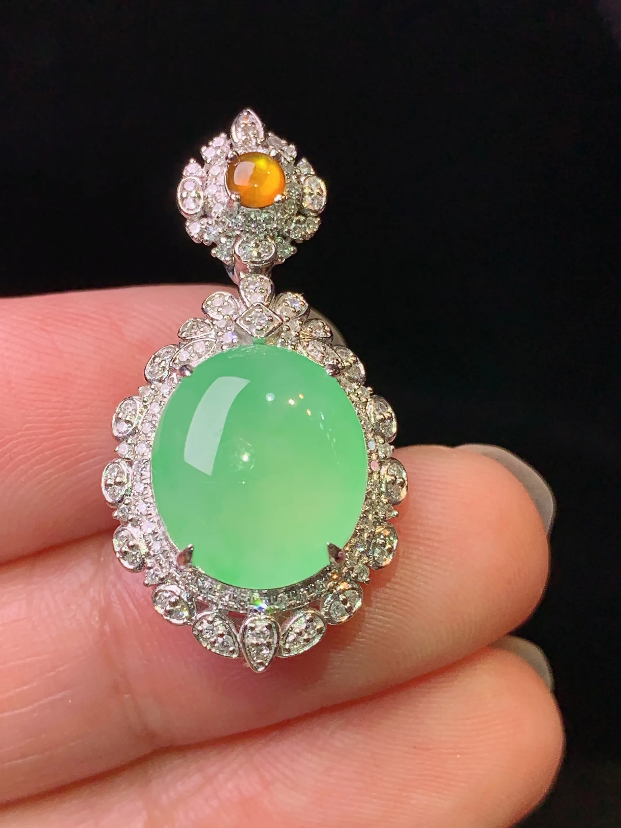 18k金钻镶嵌翠绿蛋面吊坠 玉质细腻 色泽艳丽清新 整体尺寸29.8*15.7*9.8