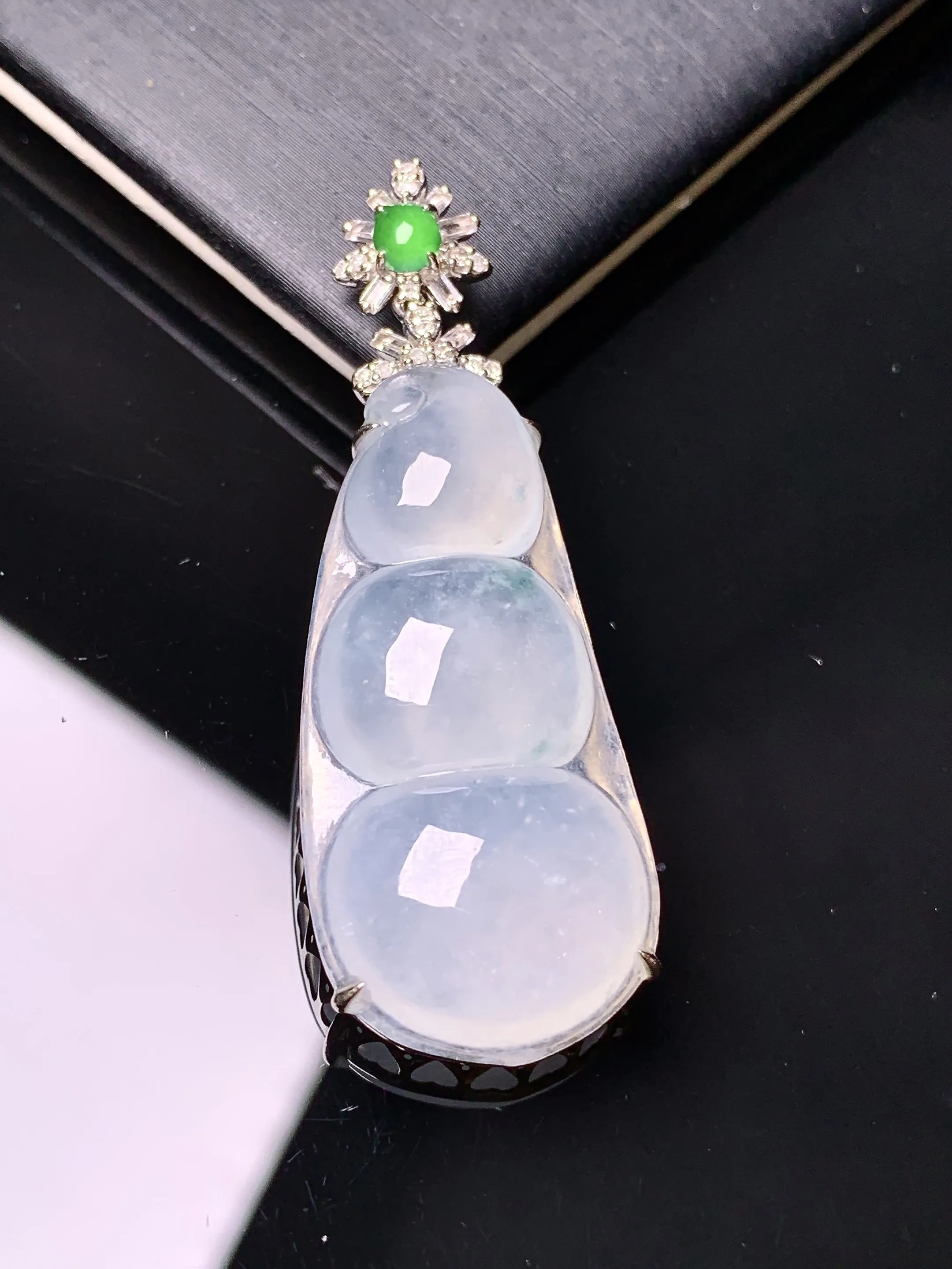 18k金钻镶嵌冰种四季豆吊坠 玉质细腻 色泽艳丽清新 整体尺寸46*16.3*8.2