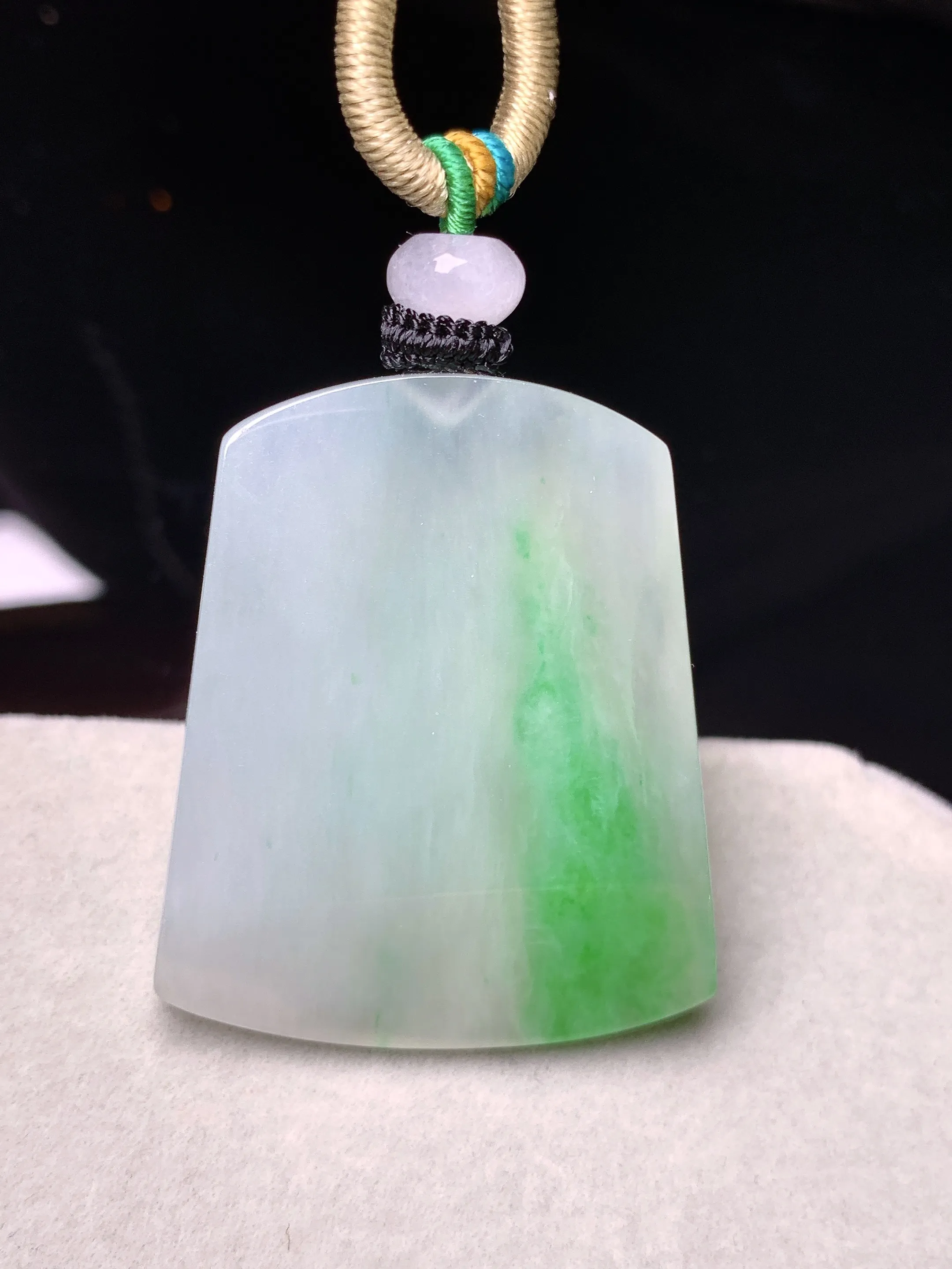 飘绿无事牌吊坠 玉质细腻 色泽艳丽清新 整体尺寸34.8*29.2*5.2