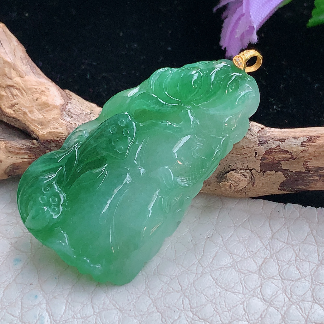 lz实拍39*22*7缅甸翡翠精雕冰绿莲年有鱼吊坠 荷叶鱼玉坠