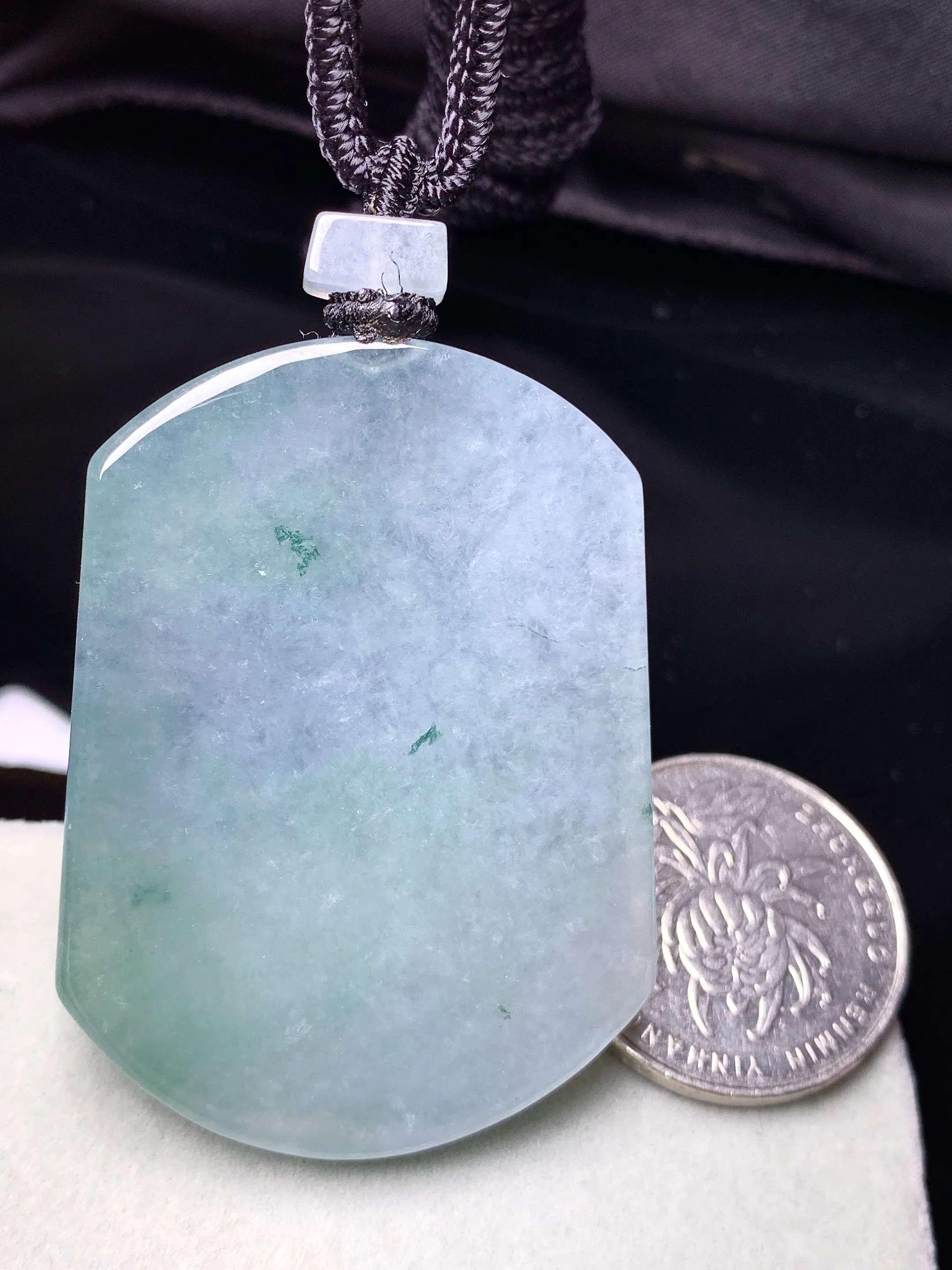 冰种飘花无事牌吊坠 玉质细腻 色泽艳丽清新 整体尺寸50*37*5.7