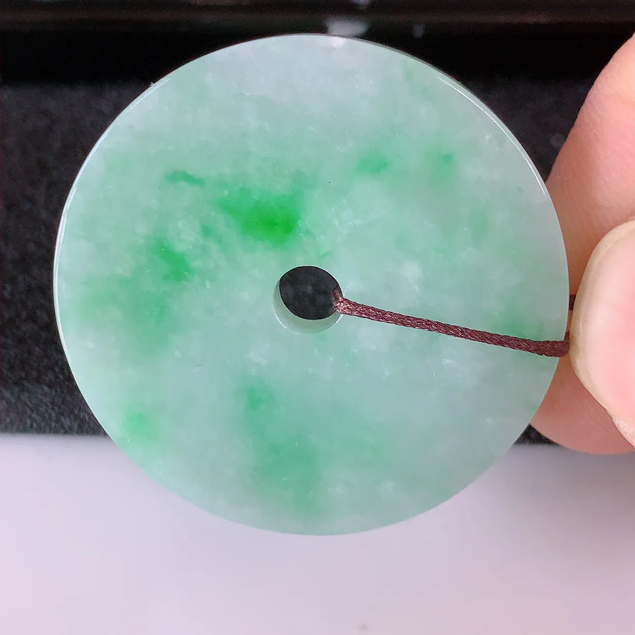 自然光实拍，冰润飘绿翡翠平安扣吊坠，翠色灵动，玉质细腻，颜色漂亮，品相佳，佩戴佳品！#57.7