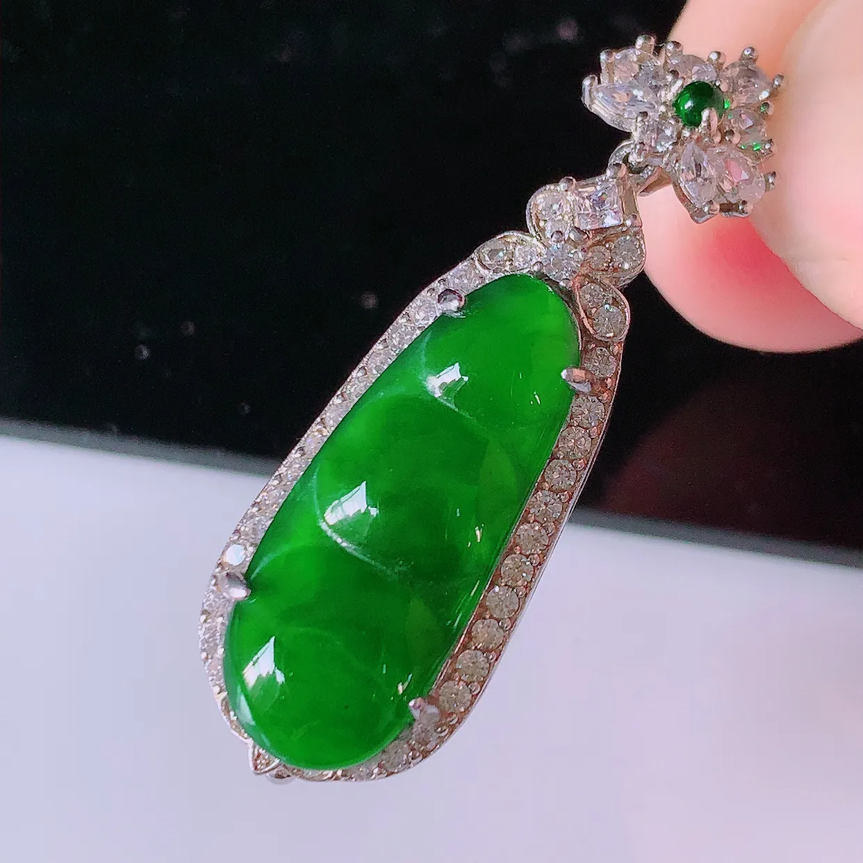 冰透满绿翡翠925银镶嵌福豆吊坠，自然光实拍，翠色灵动，颜色漂亮，种老水足，品相佳，佩戴佳品！#97.10整体36.8*12*7.2裸石21.5*8.5