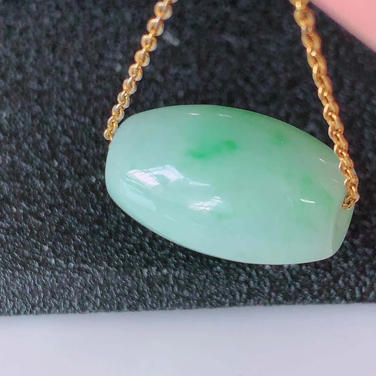 自然光实拍，冰润飘绿翡翠路路通吊坠，寓意时来运转、财源滚滚，款式新颖时尚，日常百搭的款！配图银链#57.7