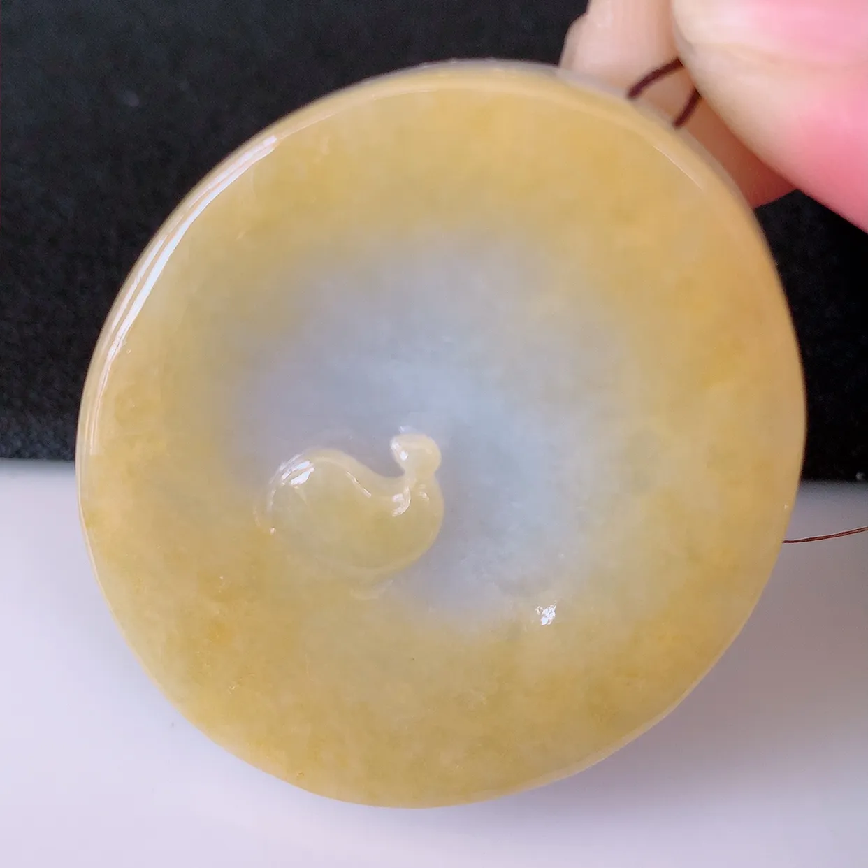 自然光实拍，冰润黄翡双彩翡翠悟道吊坠，翡翠悟道寓意“祥和，安宁，吉祥，幸福”，佩戴效果优雅迷人，性价比超高！#60.7