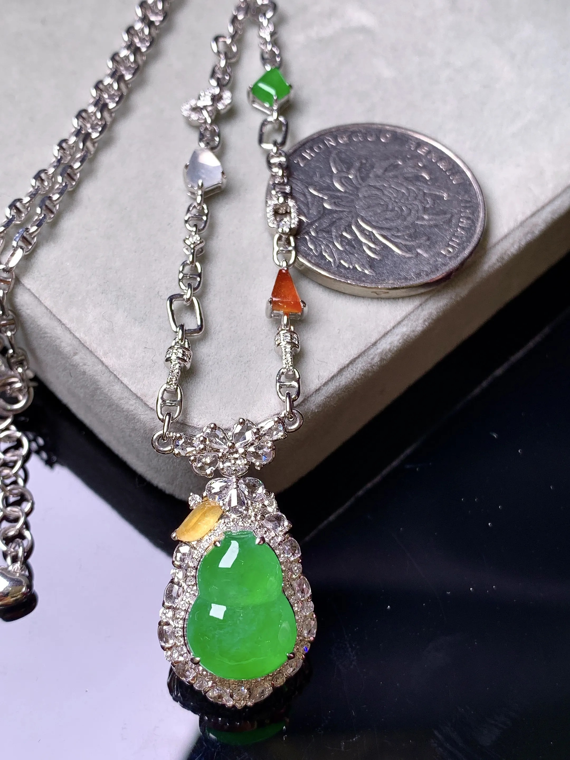 18k金钻镶嵌满绿葫芦吊坠 玉质细腻 色泽艳丽清新 整体尺寸27.7*15.2*11.8