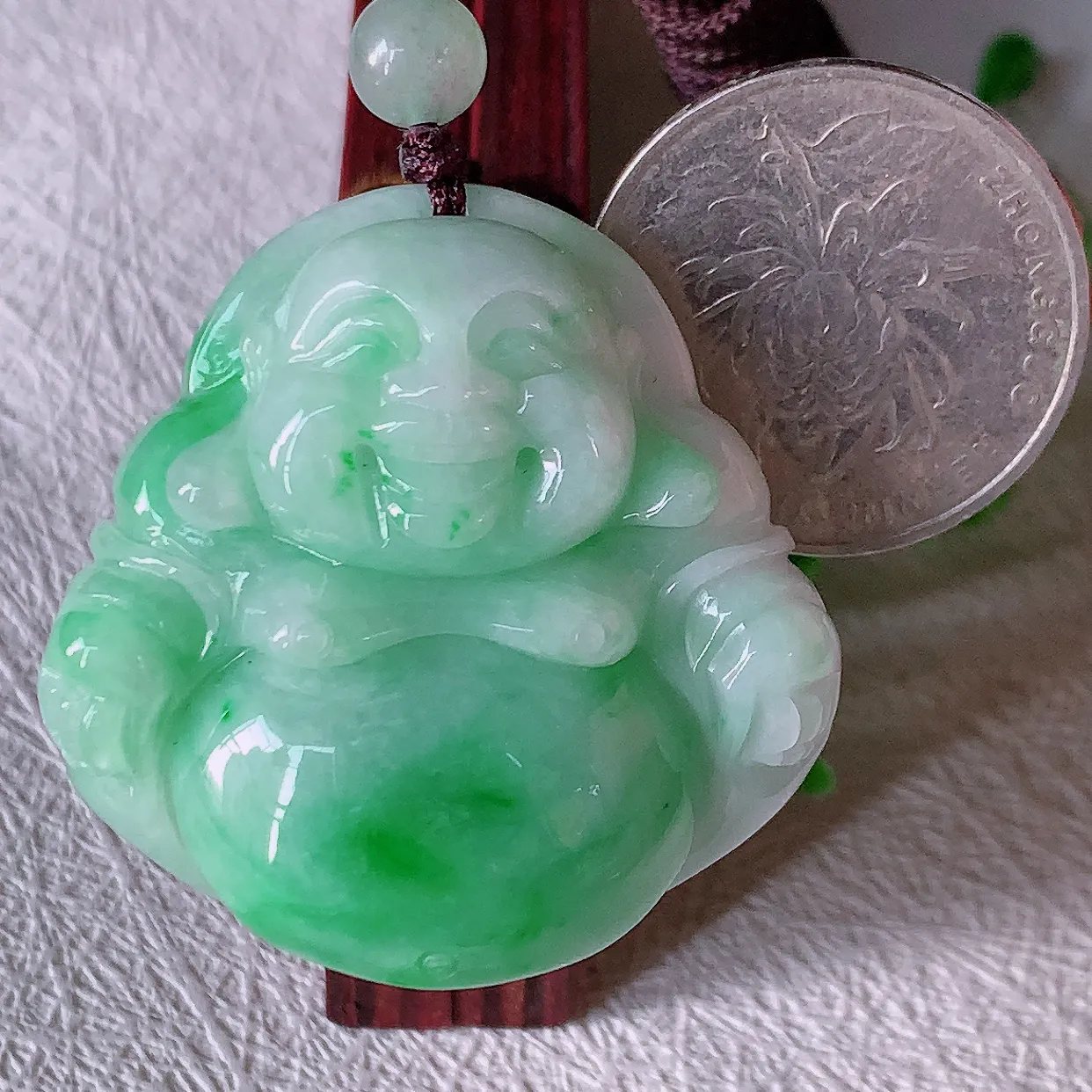 自然光实拍，大件厚装冰润飘绿翡翠佛公吊坠，开心笑佛，种老水足，颜色漂亮，立体饱满圆润，佩戴效果赞#46.10