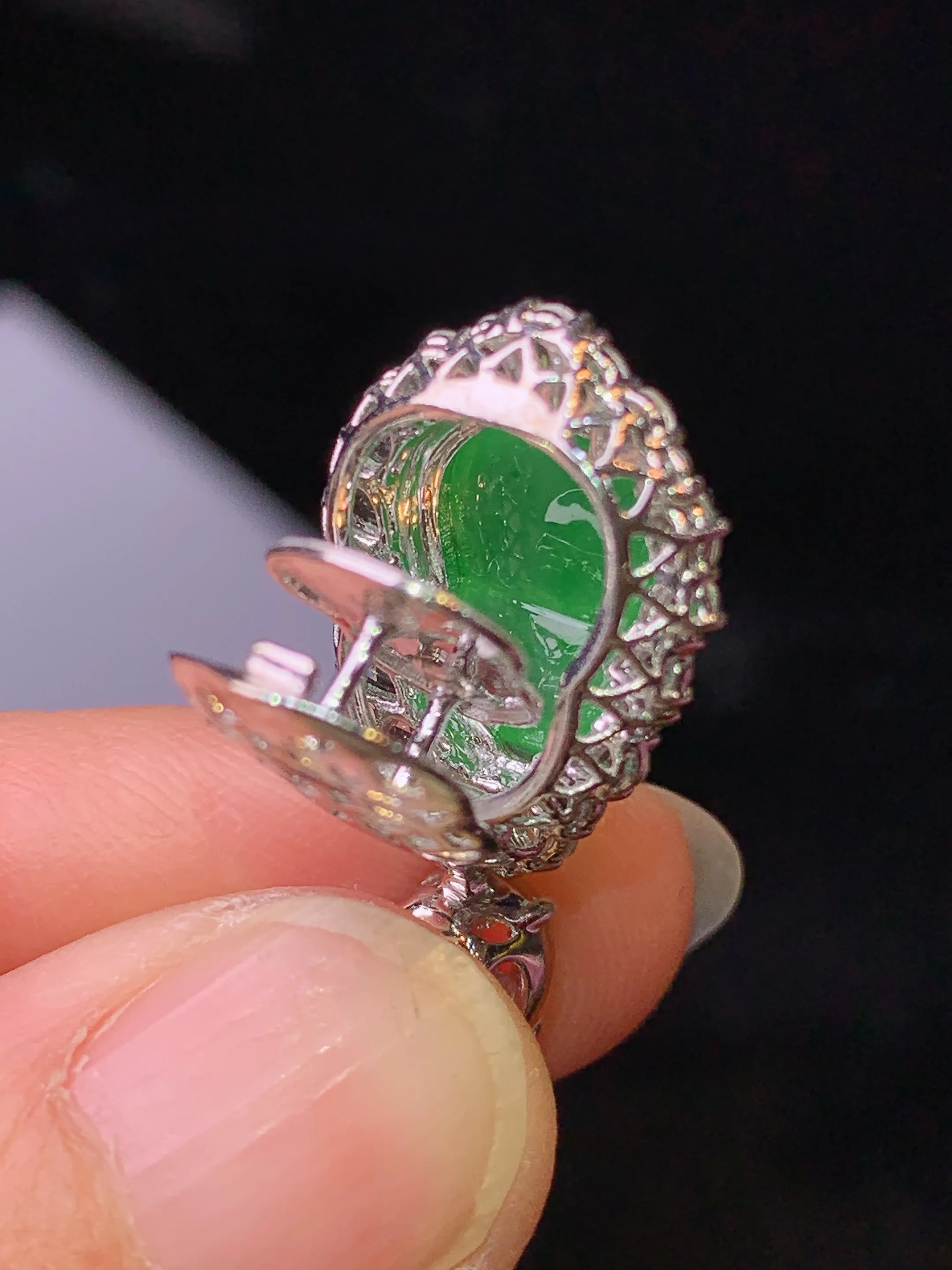 18k金钻镶嵌满绿葫芦吊坠 玉质细腻 色泽艳丽清新 整体尺寸25.2*14.2*9.8