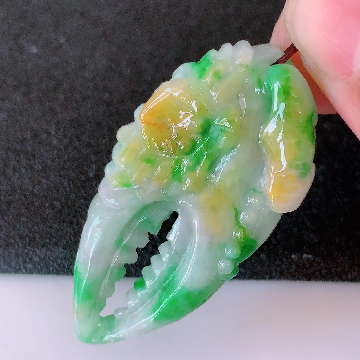 自然光实拍，特色冰润黄加绿翡翠八方来财吊坠，种老水足，雕工精湛 ，寓意美好，佩戴时尚出众！#60.7