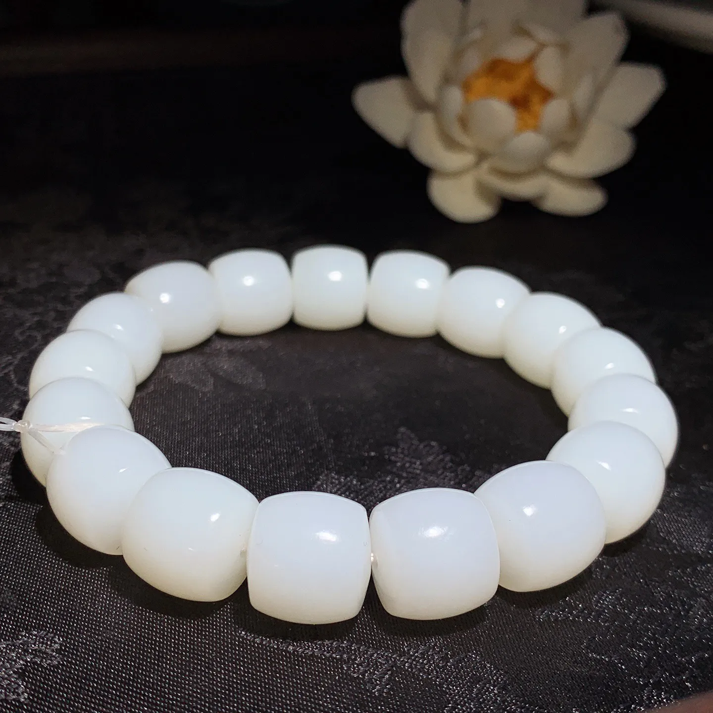 新疆和田玉羊脂白直切老型珠手串 单颗尺寸12/13！玉质细腻油润 底色纯净 脂粉好，品质好。lt251019