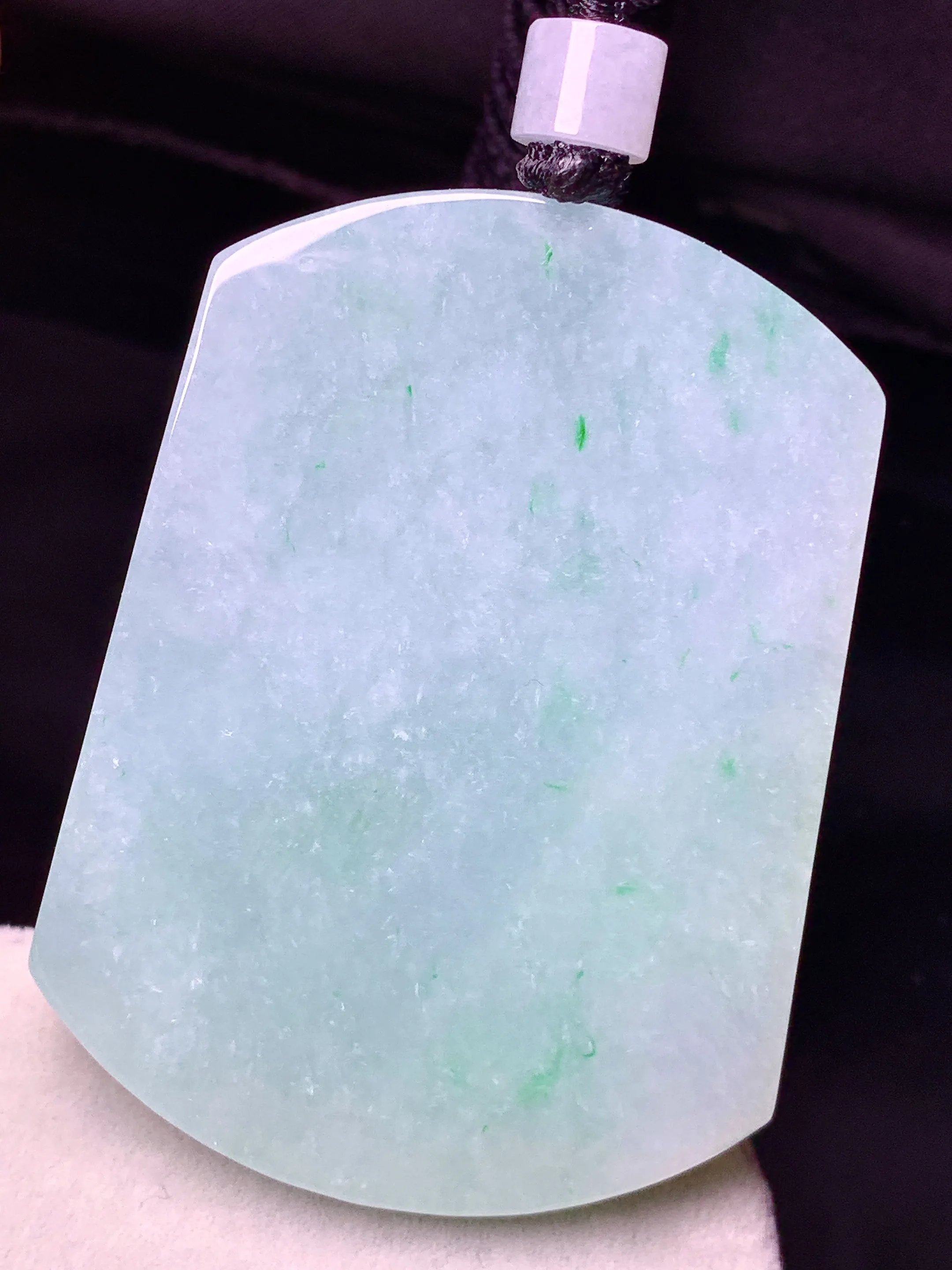 飘花无事牌吊坠 玉质细腻 色泽艳丽清新 整体尺寸55*40.8*5.6