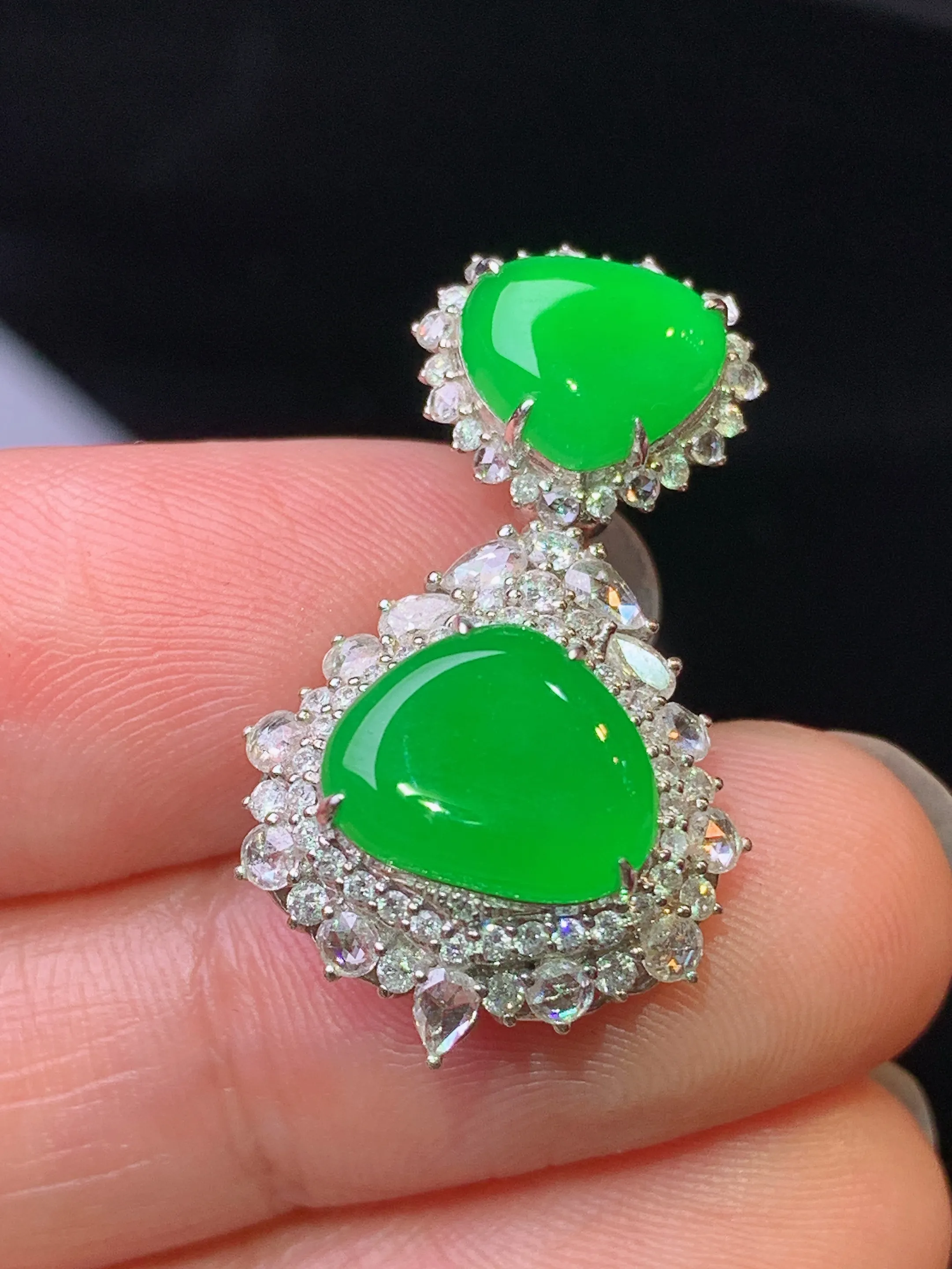 18k金钻镶嵌满绿心形吊坠 玉质细腻 色泽艳丽清新 整体尺寸27.5*16.2*9.7