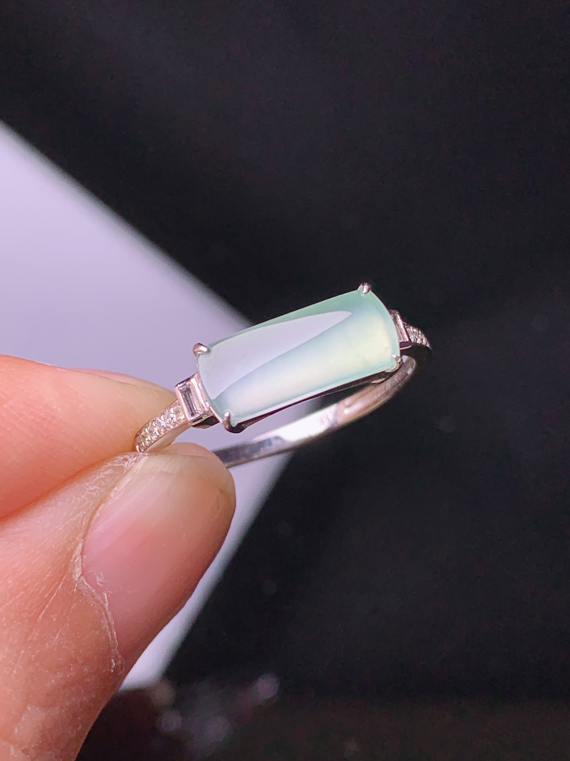 18k金钻镶嵌冰种马鞍戒指 玉质细腻 色泽艳丽清新 圈口14.5 裸石尺寸4.6*11*2