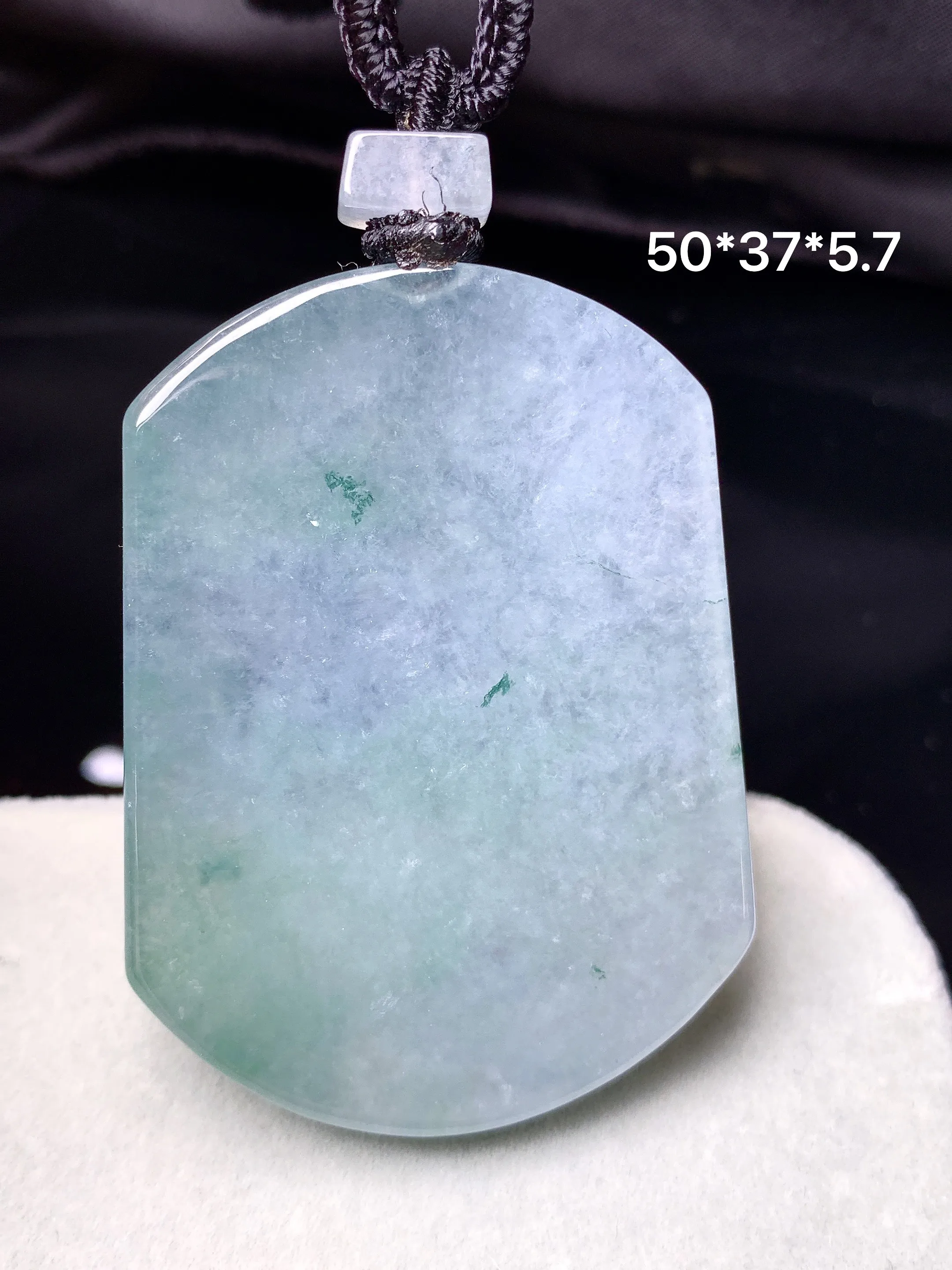 冰种飘花无事牌吊坠 玉质细腻 色泽艳丽清新 整体尺寸50*37*5.7