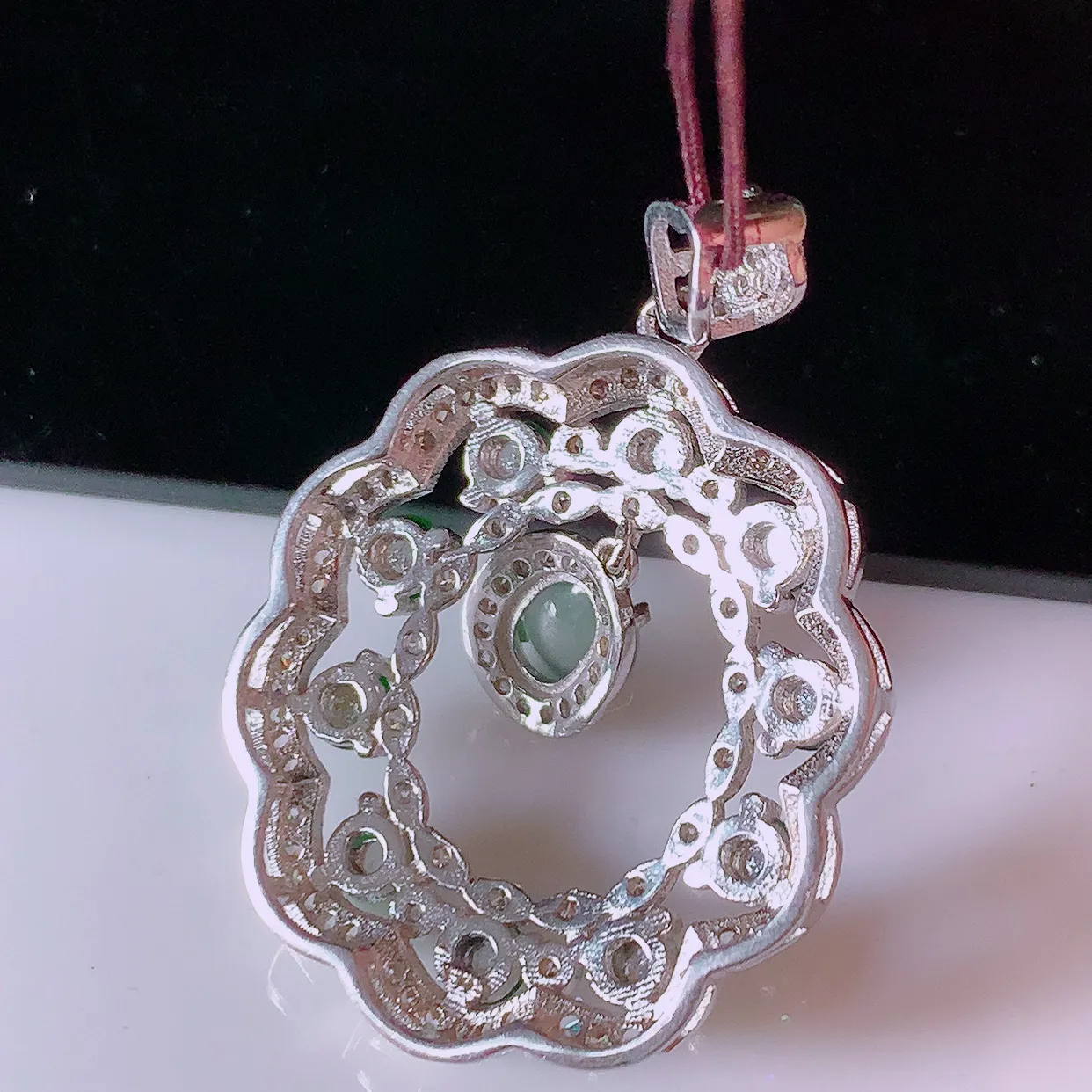冰透满绿翡翠925银镶嵌吊坠，自然光实拍，翠色灵动，颜色漂亮，种老水足，品相佳，佩戴佳品！#97.10整体32*22*5.5裸石3*3