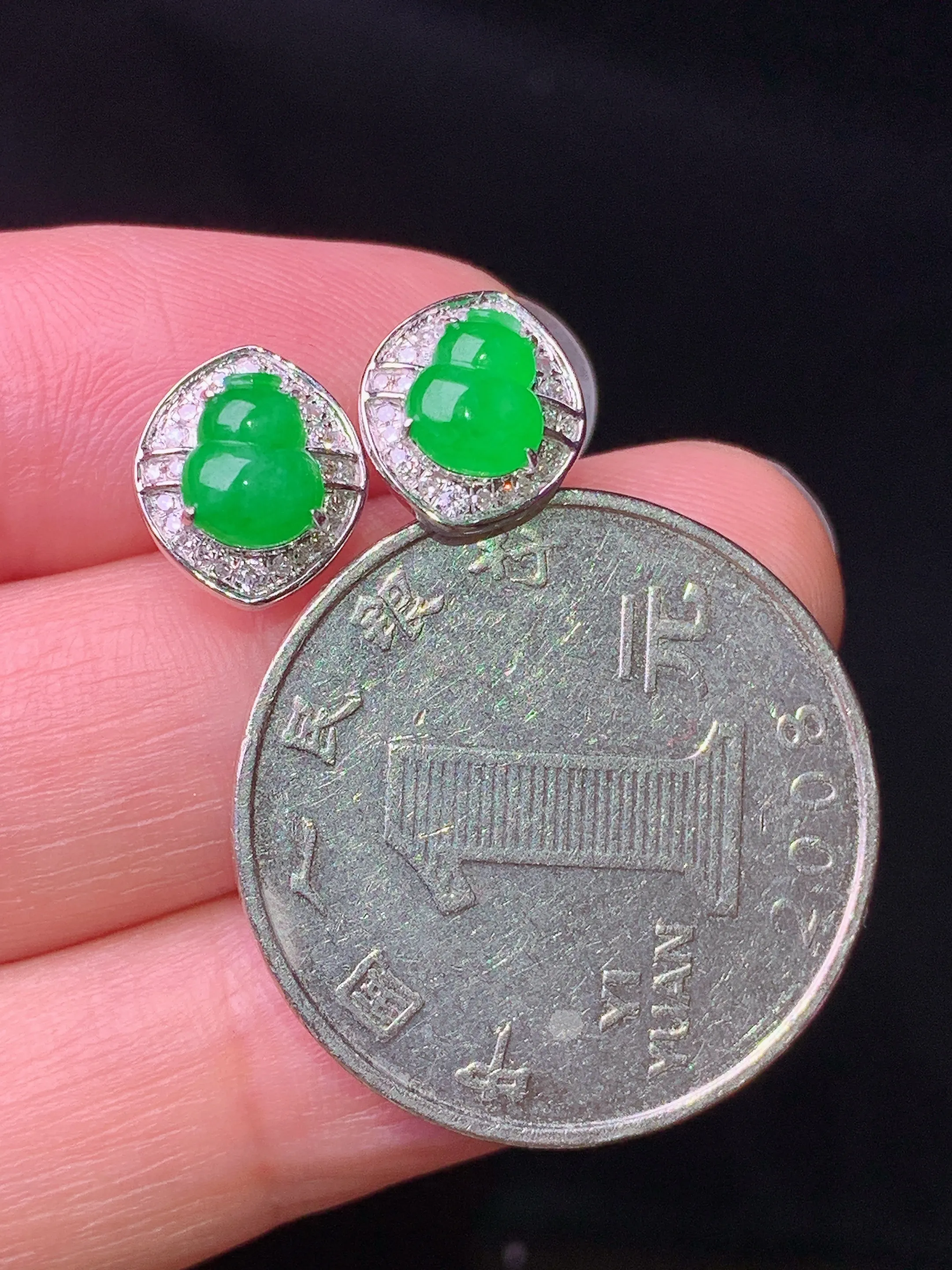 18k金钻镶嵌满绿葫芦耳钉 玉质细腻 色泽艳丽清新 整体尺寸10.2*8.8*3.5