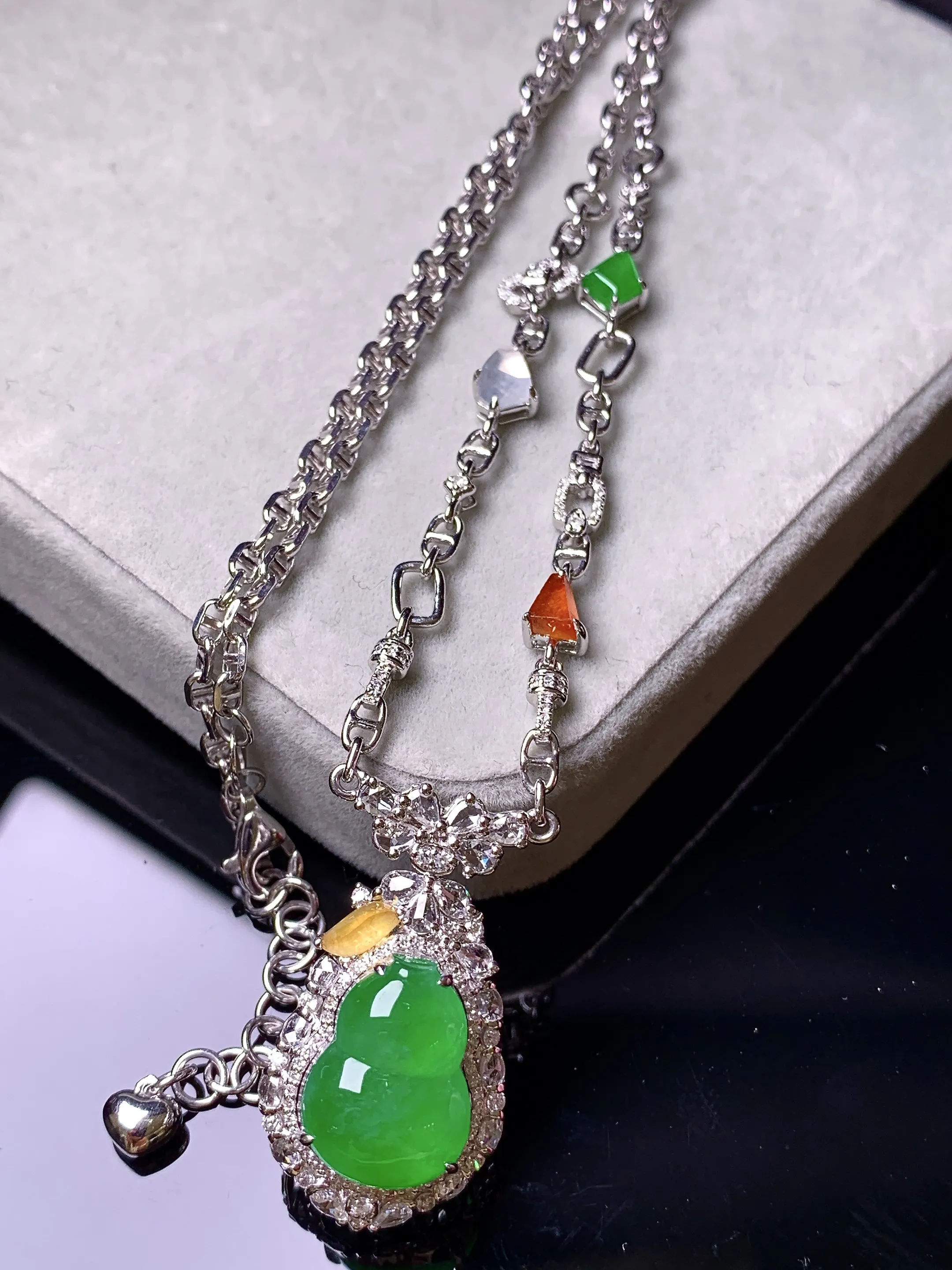 18k金钻镶嵌满绿葫芦吊坠 玉质细腻 色泽艳丽清新 整体尺寸27.7*15.2*11.8