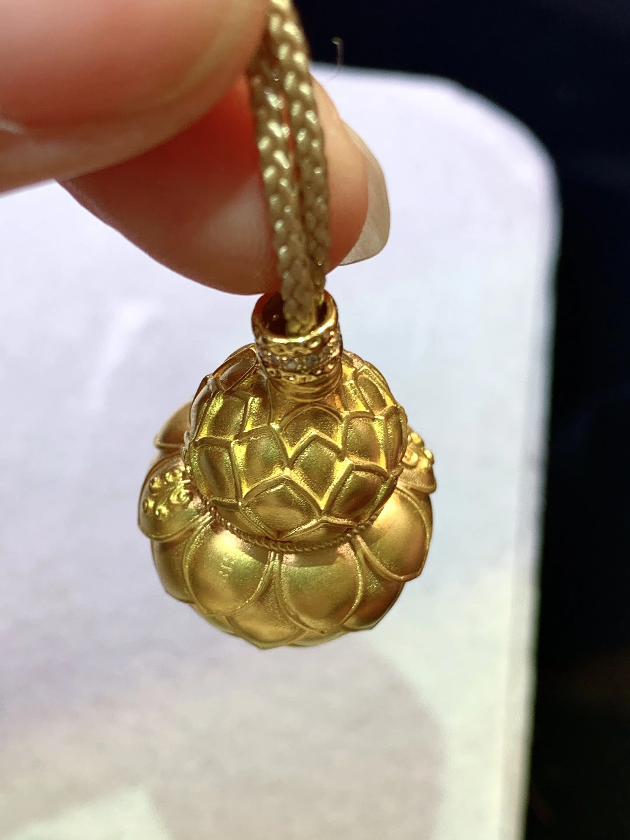 18k金钻镶嵌满绿蛋面组合花蕾吊坠 玉质细腻 色泽艳丽清新 整体尺寸27*17.5*17.5