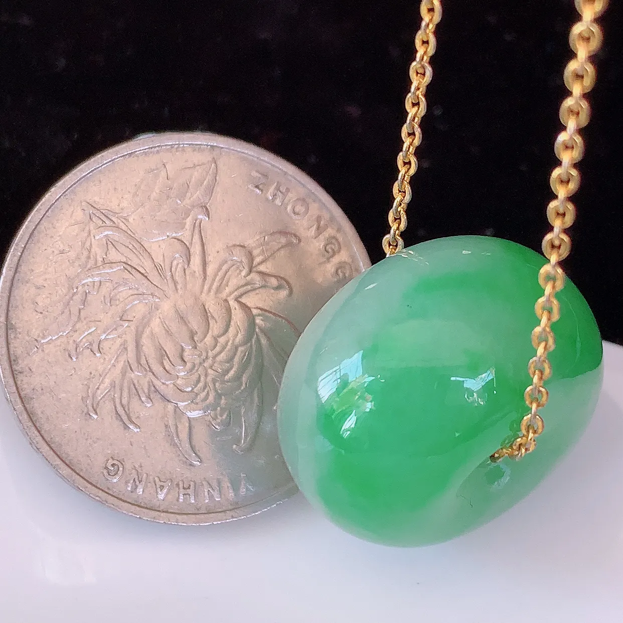 自然光实拍，冰润飘绿翡翠路路通吊坠，寓意好运连连，路路畅通，经典款式，财运滚滚，路路通，佩戴效果更好！配图银链子#05.7