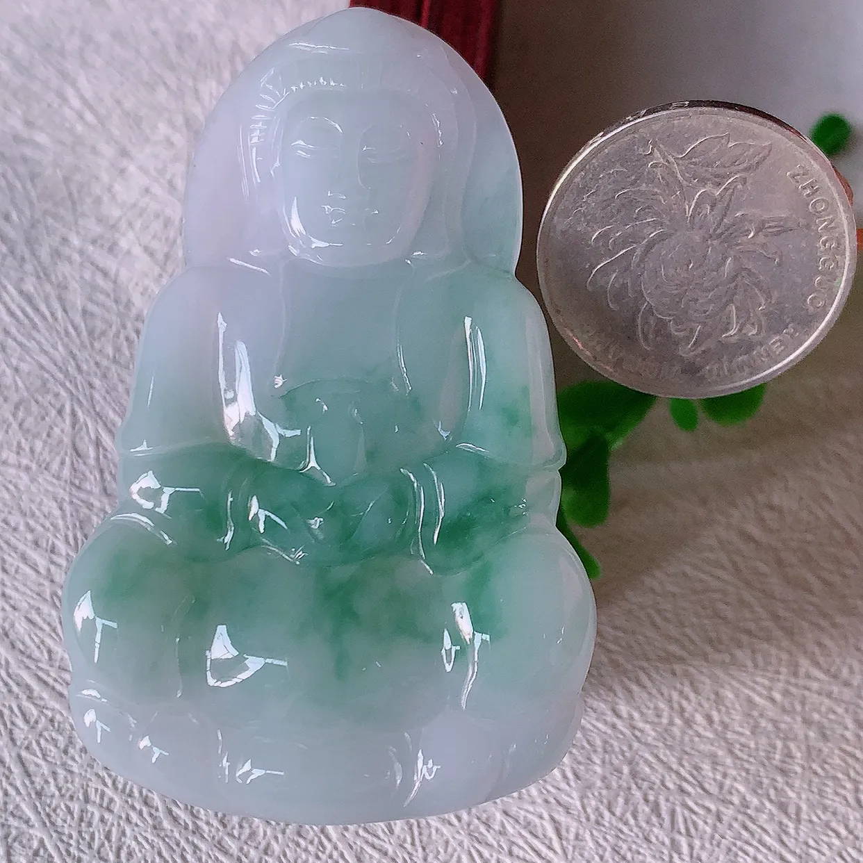 自然光实拍，大件冰飘花翡翠观音菩萨吊坠，赐福观音，玉润通透，慈祥端庄！#46.10