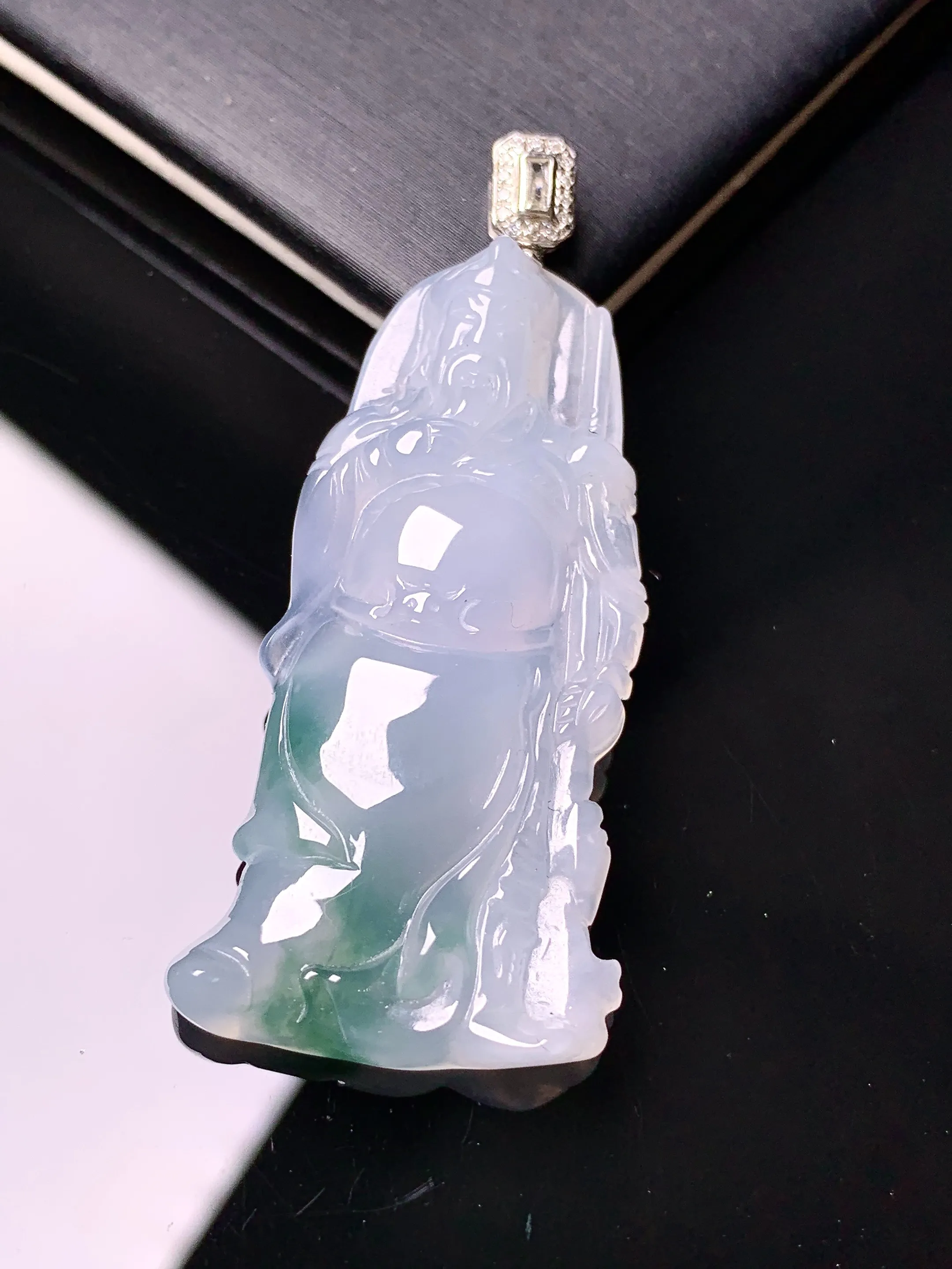 18k金镶嵌飘绿关羽吊坠 玉质细腻 色泽艳丽清新 整体尺寸49.8*21.5*6.2