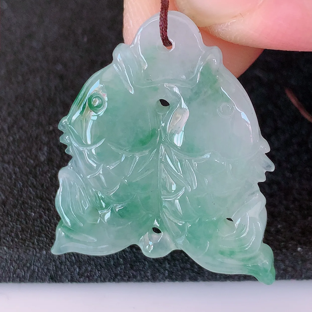 自然光实拍，冰润飘花翡翠年年有余，自由自在玉吊坠，寓意财源广进，雕工婉约，栩栩如生，佩戴优雅迷人！#