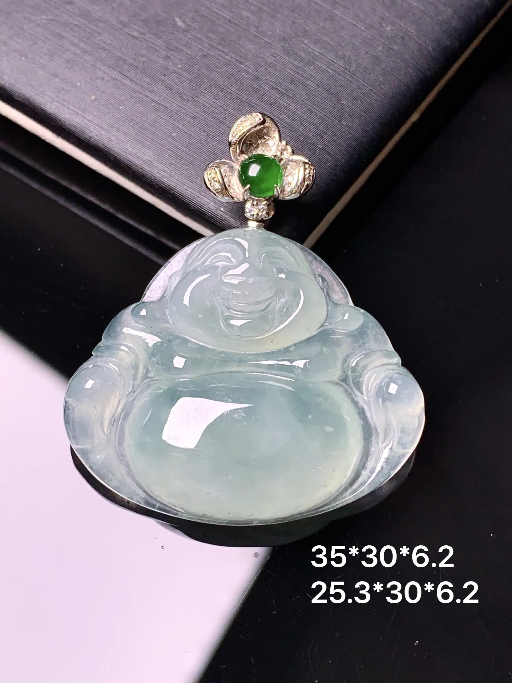 18k金钻镶嵌飘花佛公吊坠 玉质细腻 色泽艳丽清新 整体尺寸35*30*6.2